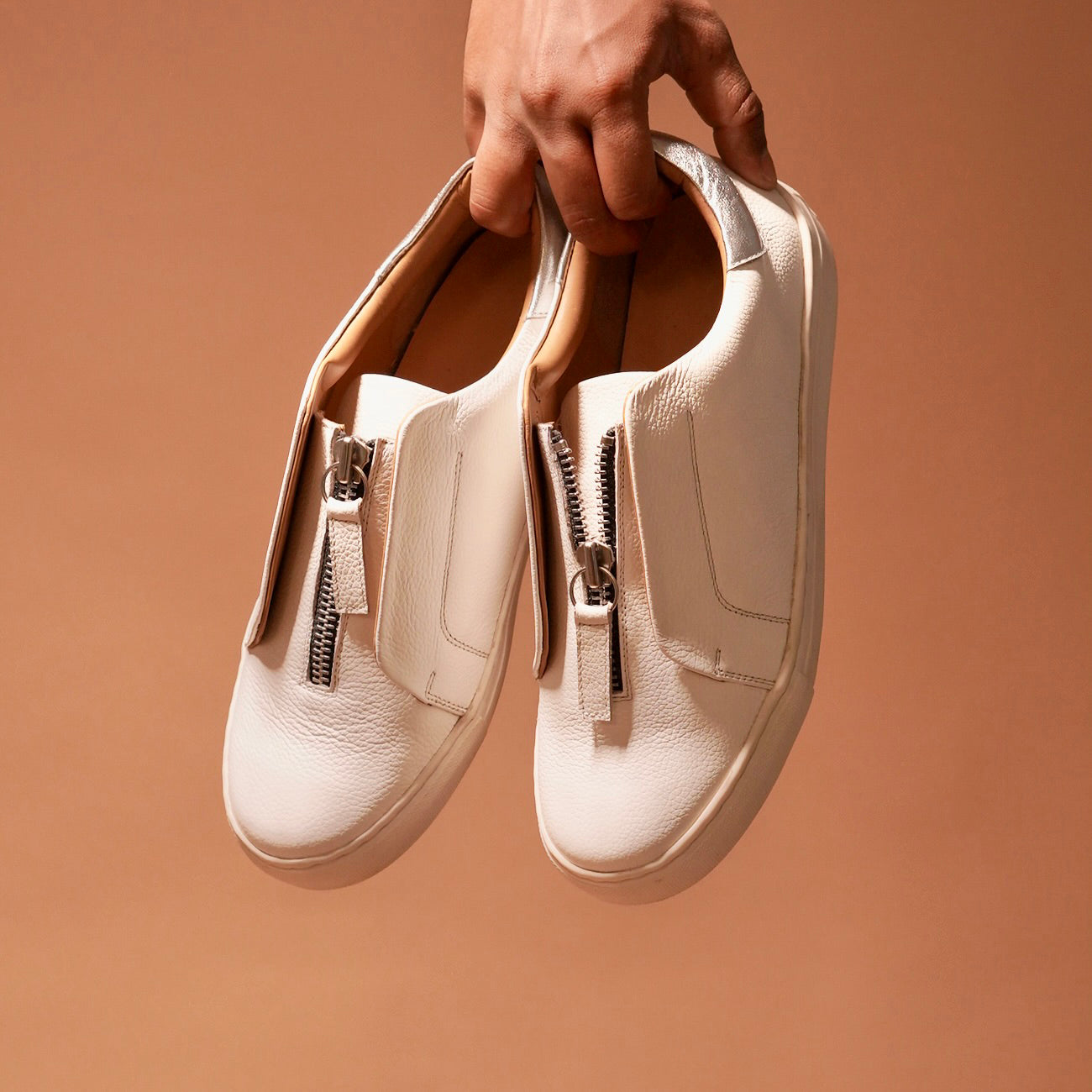 Front view of Pigro Bianco highlighting the sleek design and zip closure.