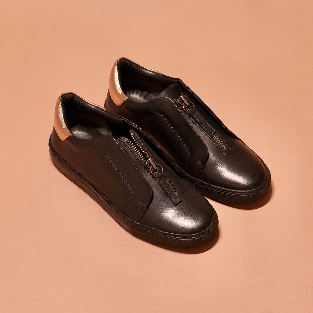 Detailed craftsmanship of Pigro Nero black full-grain leather lazy sneakers.