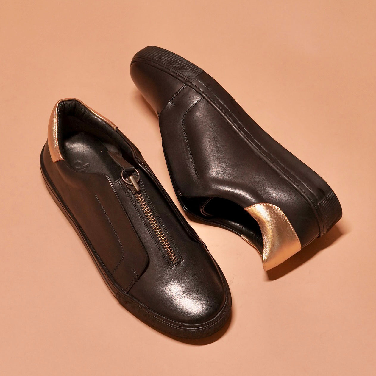 Close-up of Pigro Nero's high-quality full-grain leather and cushioned footbed.