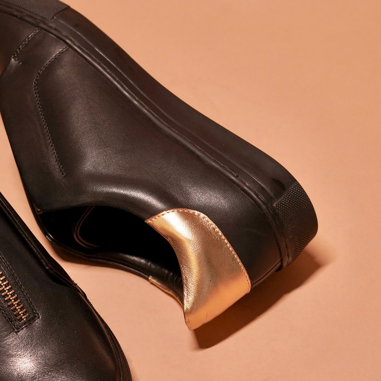 Close-up of Pigro Nero's high-quality full-grain leather and cushioned footbed.