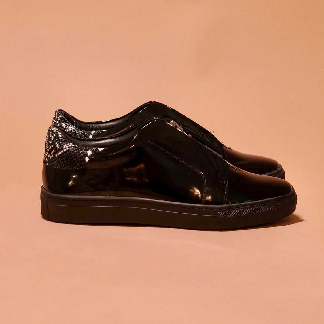 Side view of Pigro Lustro showcasing the printed foil leather detail and sleek design.