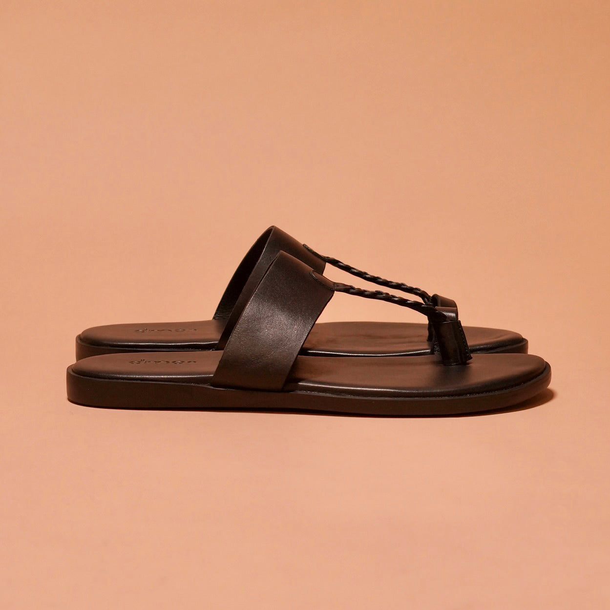 Side view of Pelle Kohlo Nero showcasing the sleek black leather and cushioned sole.