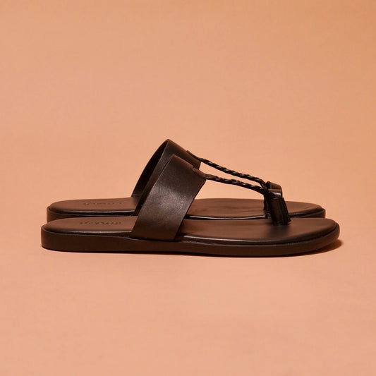 Side view of Pelle Kohlo Nero showcasing the sleek black leather and cushioned sole.
