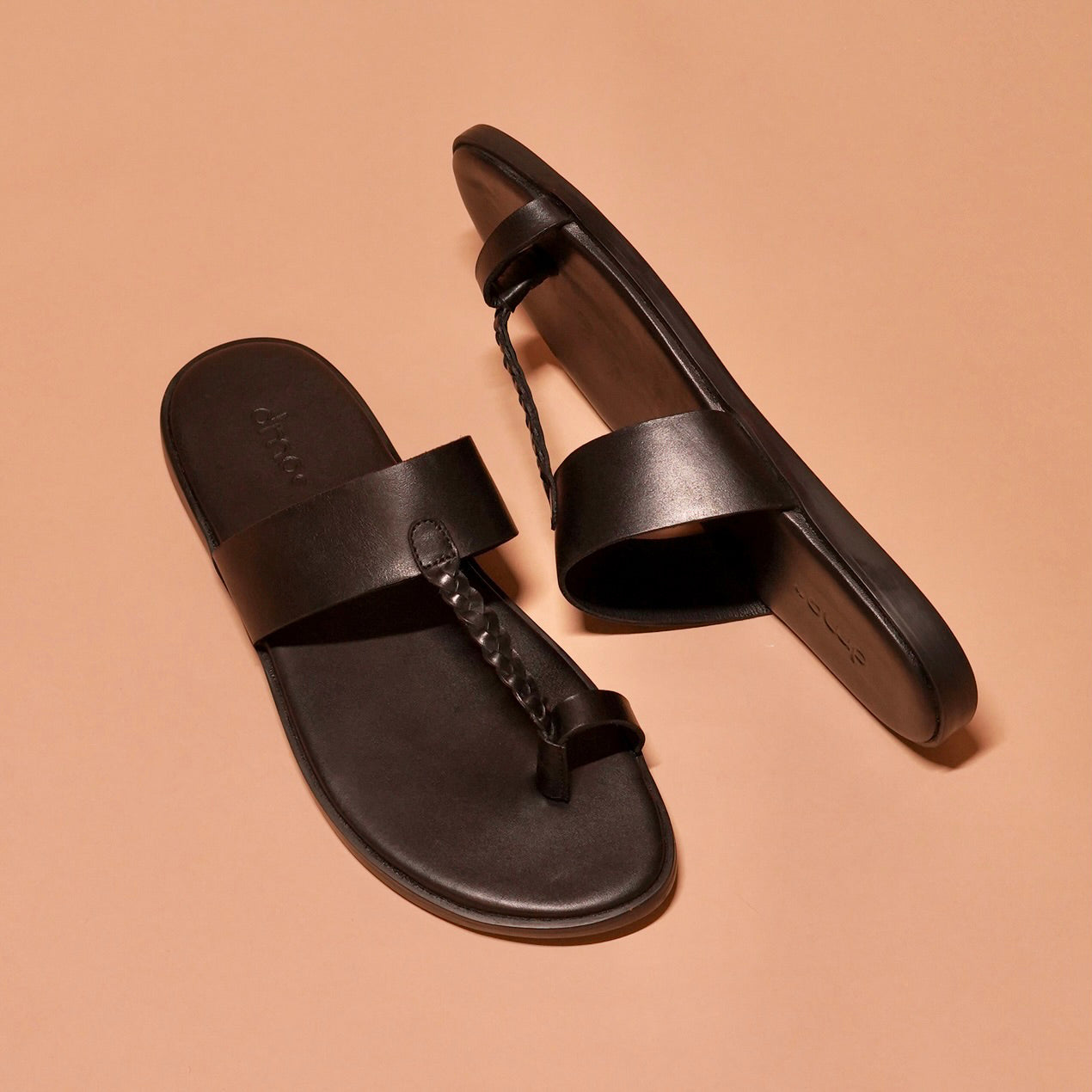 Close-up of Pelle Kohlo Nero's premium full black leather and modern design.