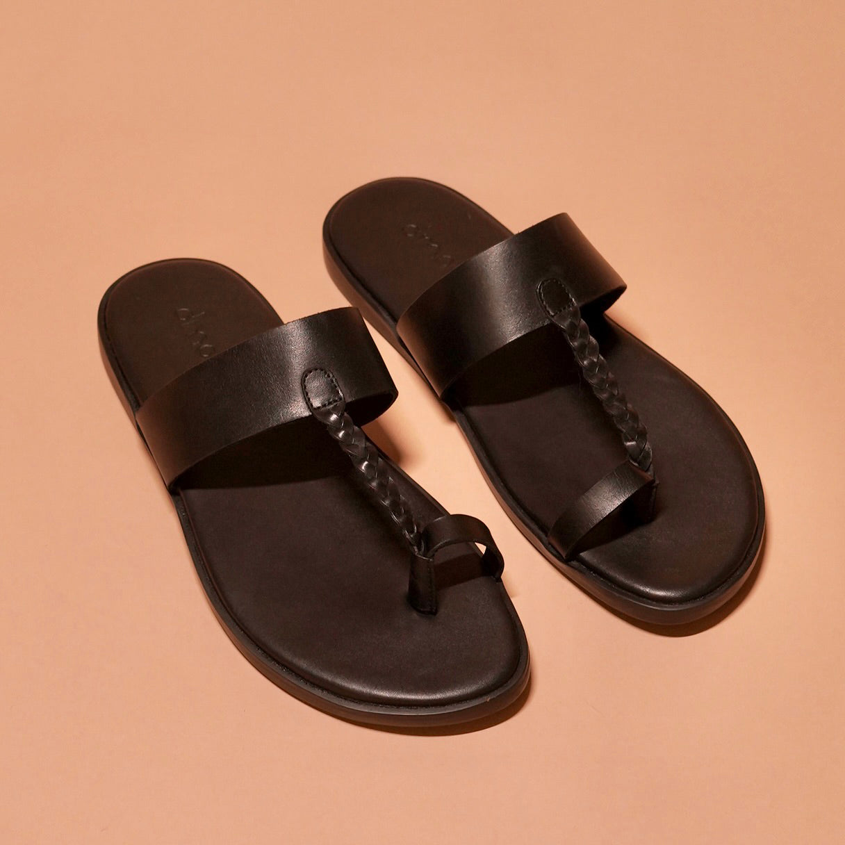 Front view of Pelle Kohlo Nero highlighting the traditional yet contemporary look.