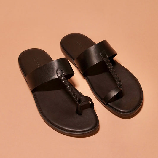 Front view of Pelle Kohlo Nero highlighting the traditional yet contemporary look.