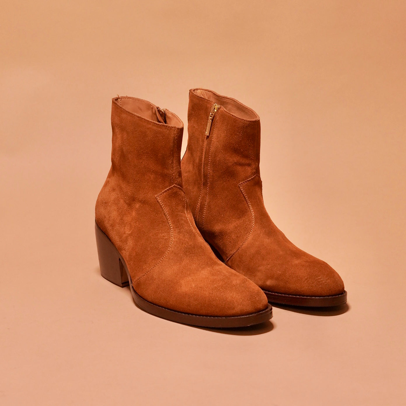 Front view of Sprazzo Tobacco Alto highlighting the bold design and craftsmanship.