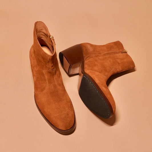 Close-up of Sprazzo Tobacco Alto's three-inch heel and Argentinian leather sole.