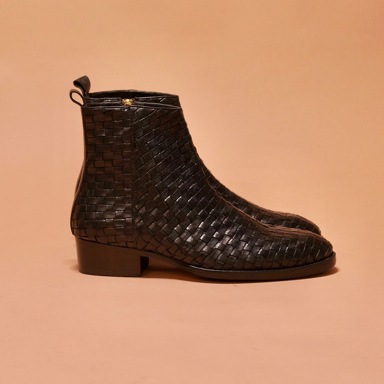 Side view of Sprazzo Tesso Nero showcasing the intricate weave detail and zip closure.