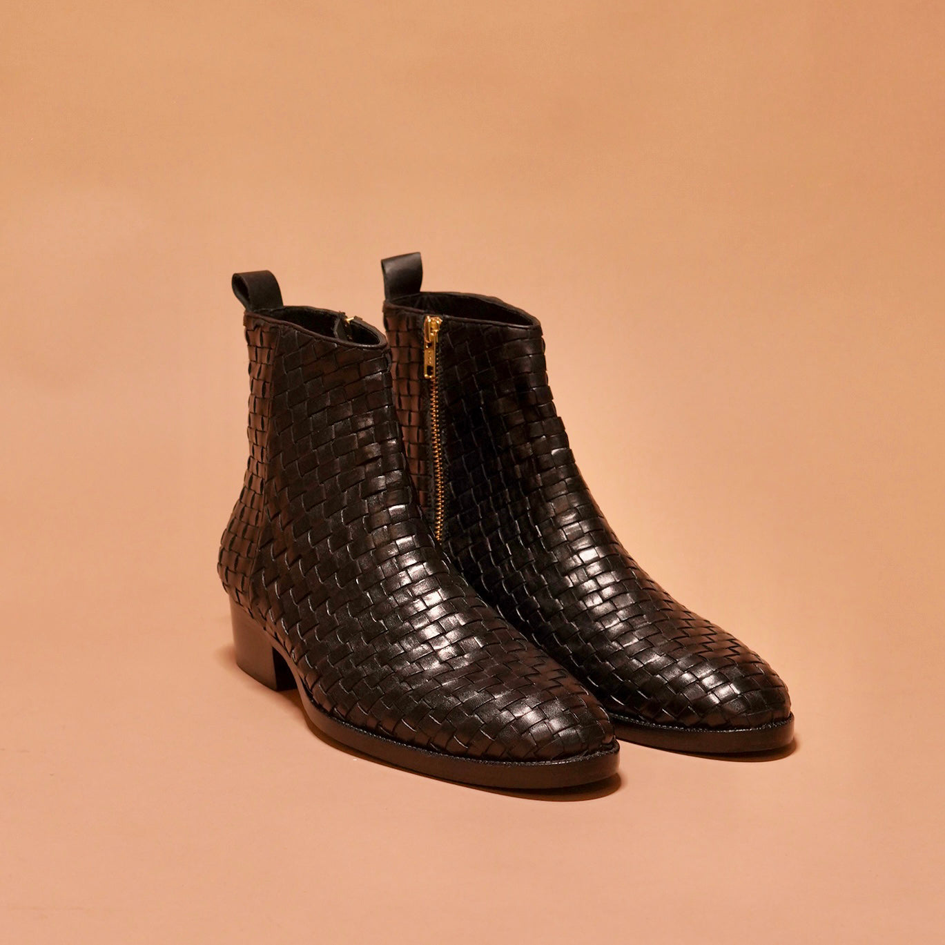 Front view of Sprazzo Tesso Nero highlighting the unique design and craftsmanship.