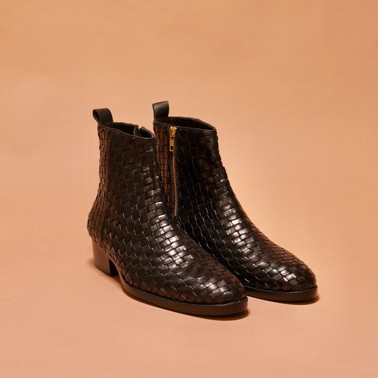 Front view of Sprazzo Tesso Nero highlighting the unique design and craftsmanship.