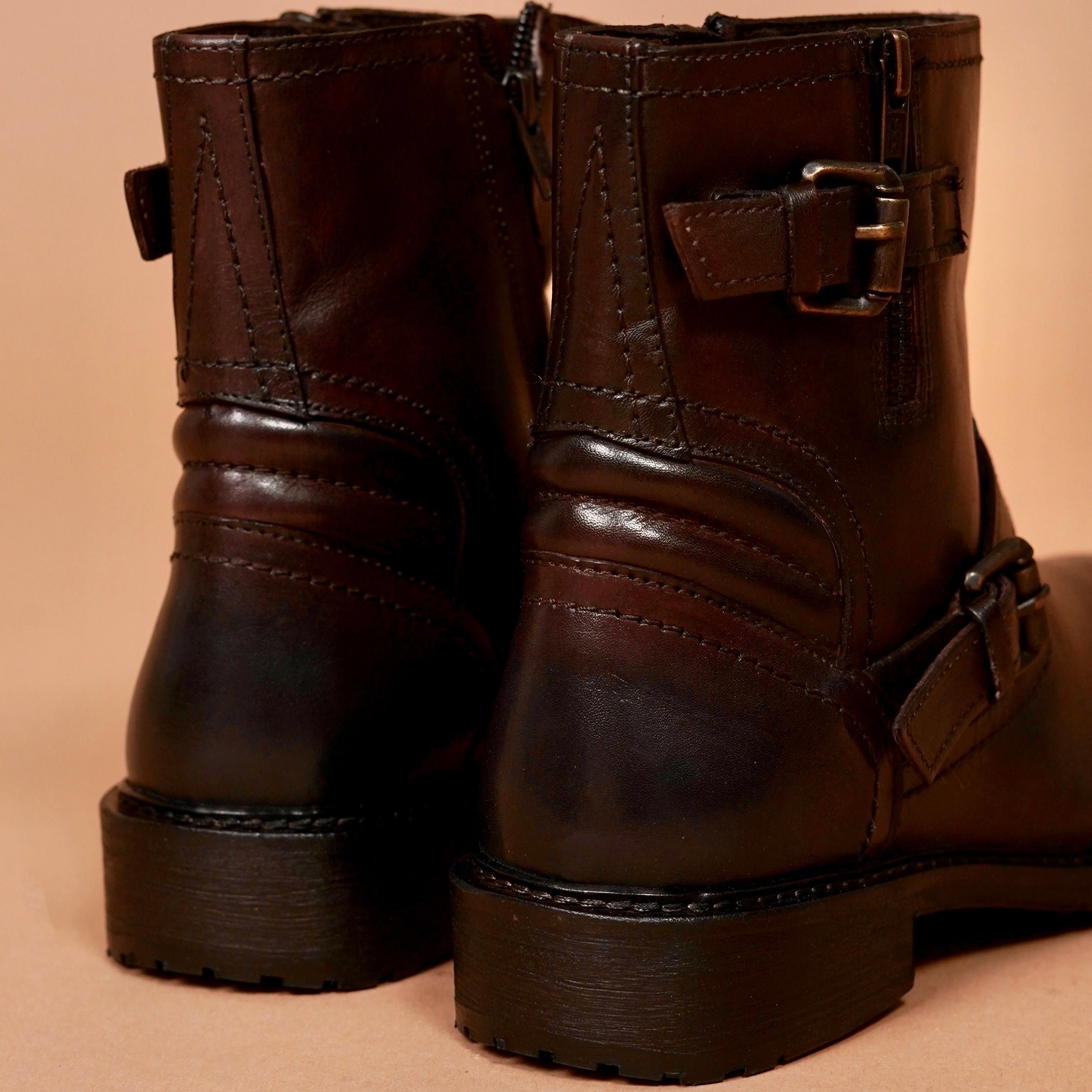 Premium women’s winter boots in leather – India