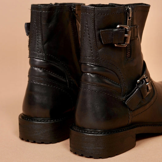 Handcrafted black boots for women with anti-skid sole