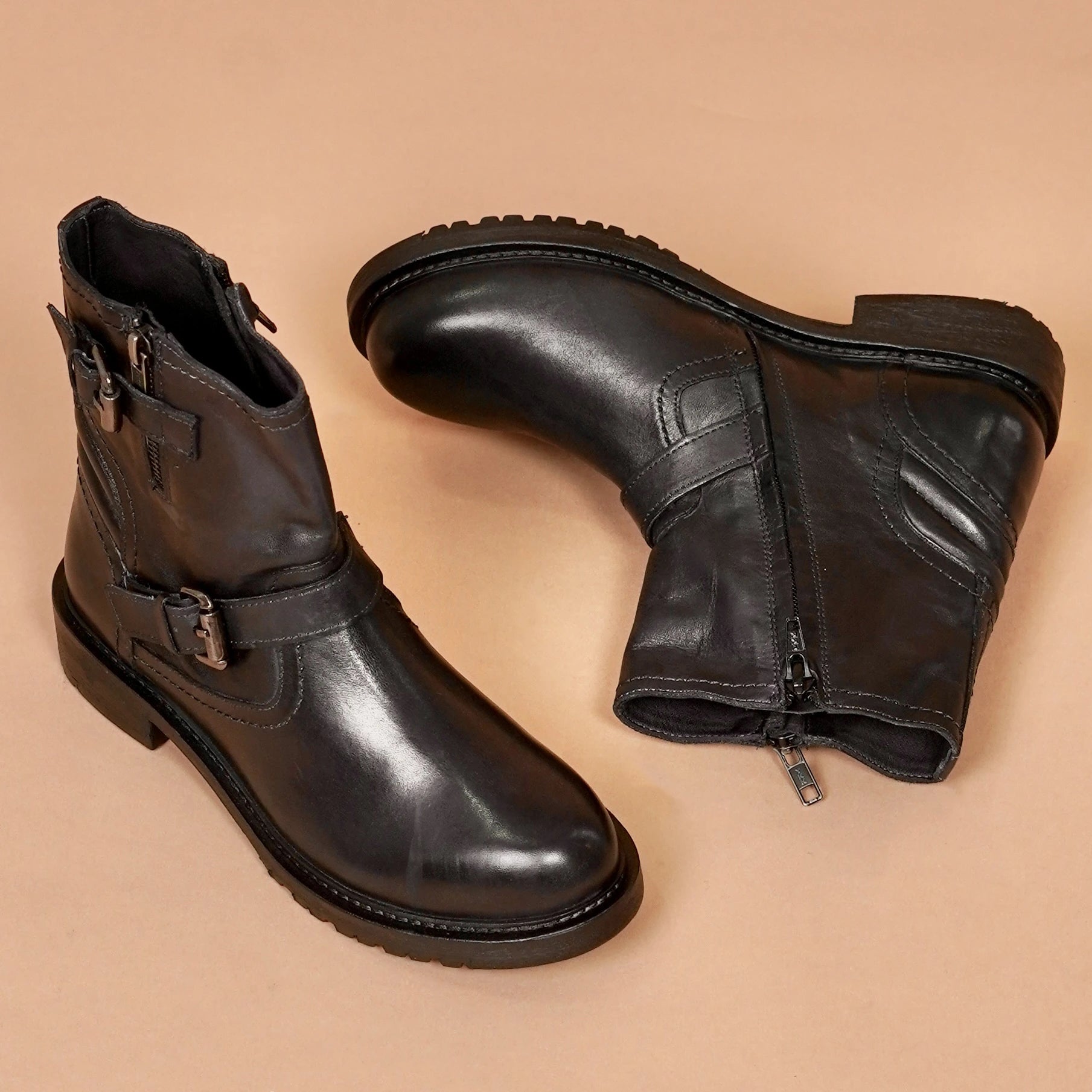 Detail black boots for women with anti-skid sole