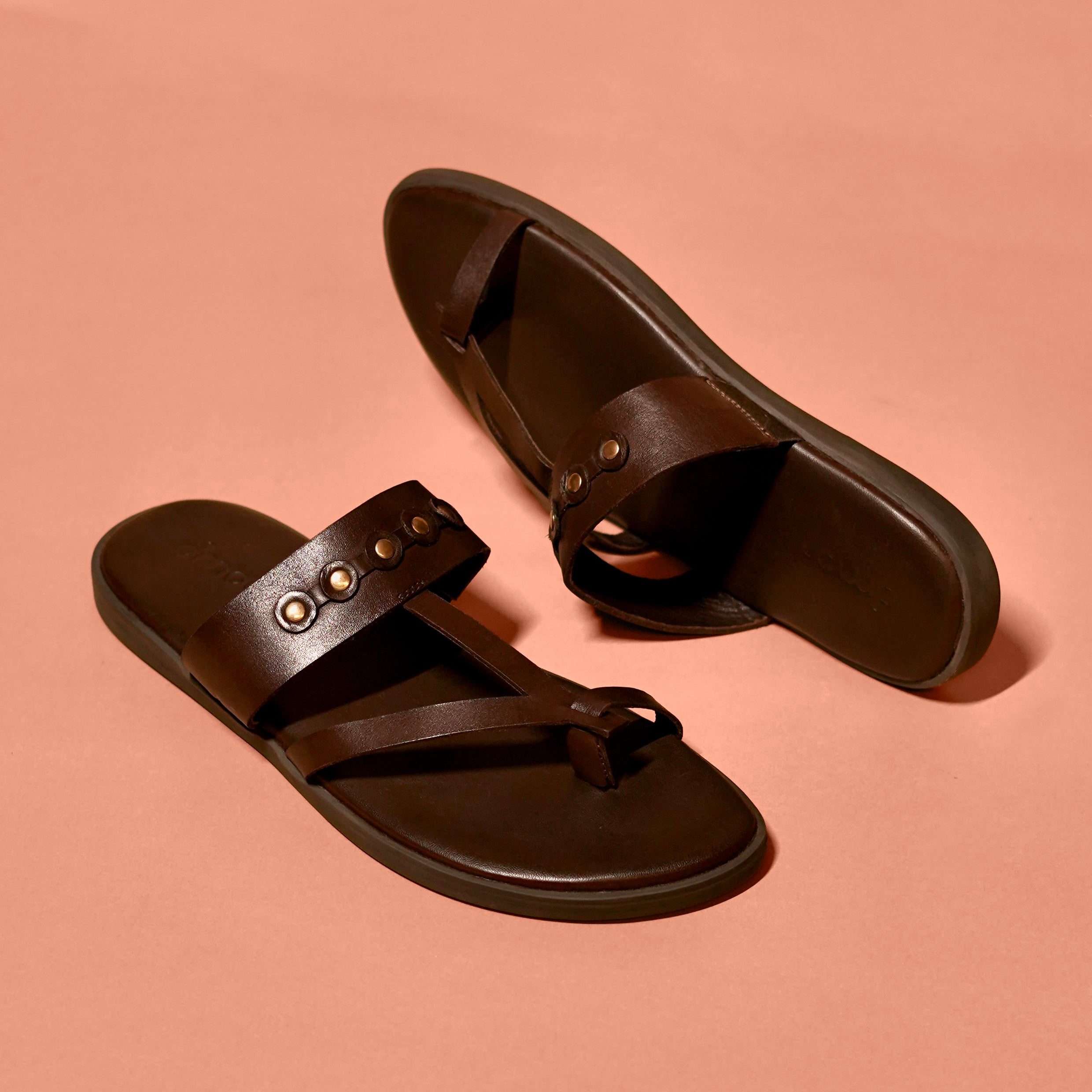 Pelle Espresso Riveto – Studded Leather Toe Ring Slider