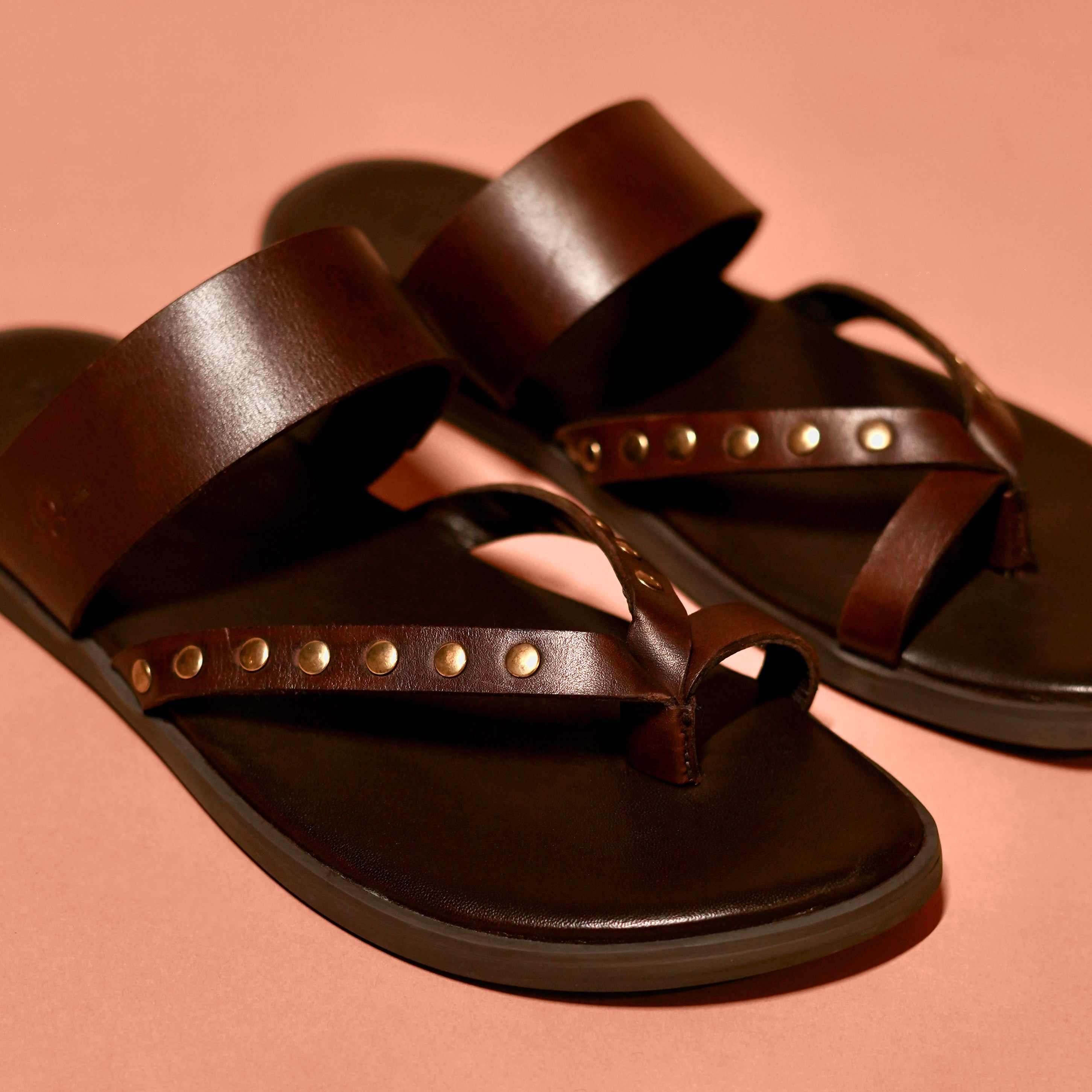 Pelle Scuro Riveto – Riveted Dark Brown Leather Toe Loop Slider