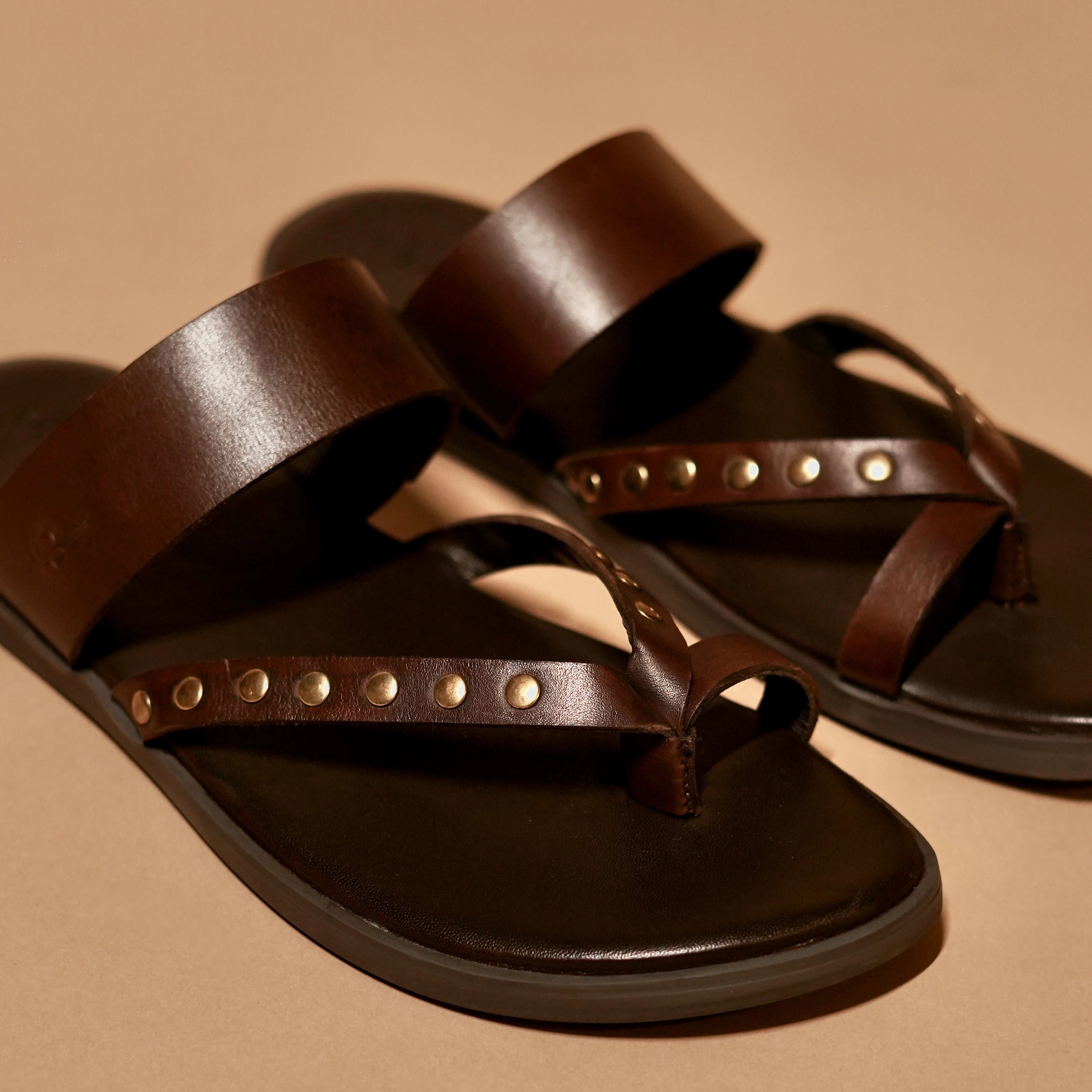 Close-up of riveted leather strap and anti-slip sole on Pelle Scuro Riveto