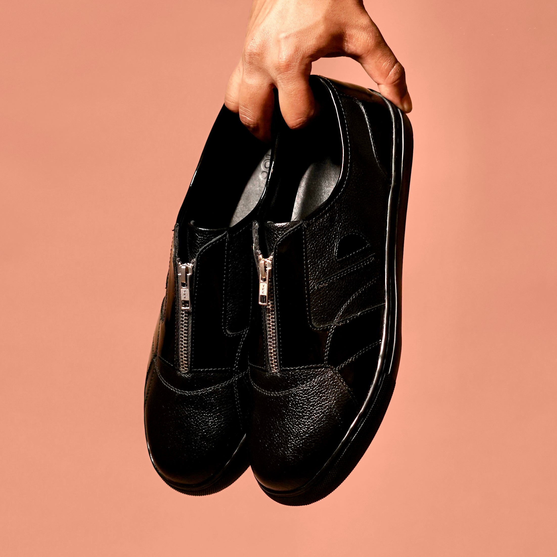 Scarpo Zippo Lustro – Black Leather Sneakers with Gloss & Zipper Detail