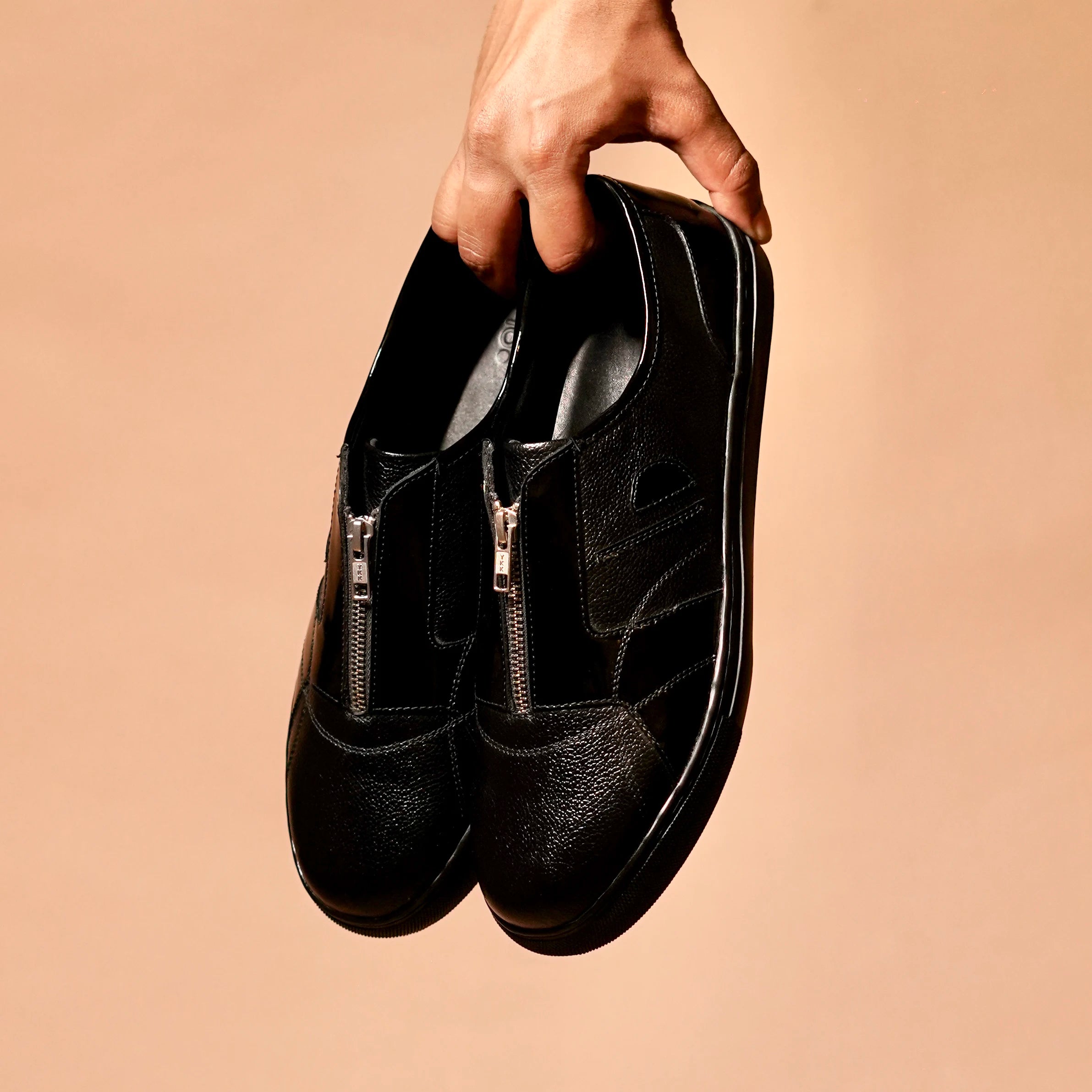 Luxury black sneaker for men streetwear