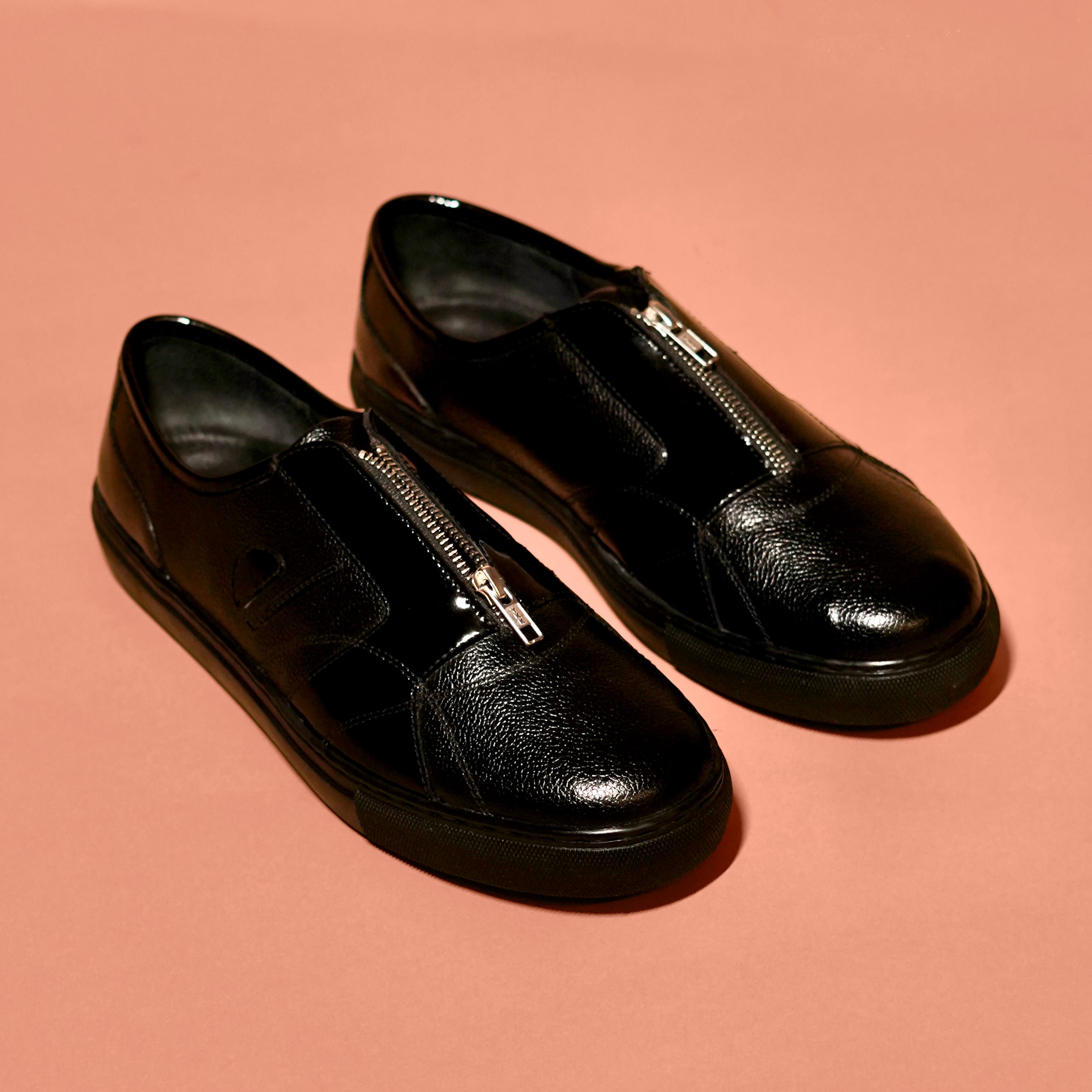 Scarpo Zippo Lustro – Black Leather Sneakers with Gloss & Zipper Detail