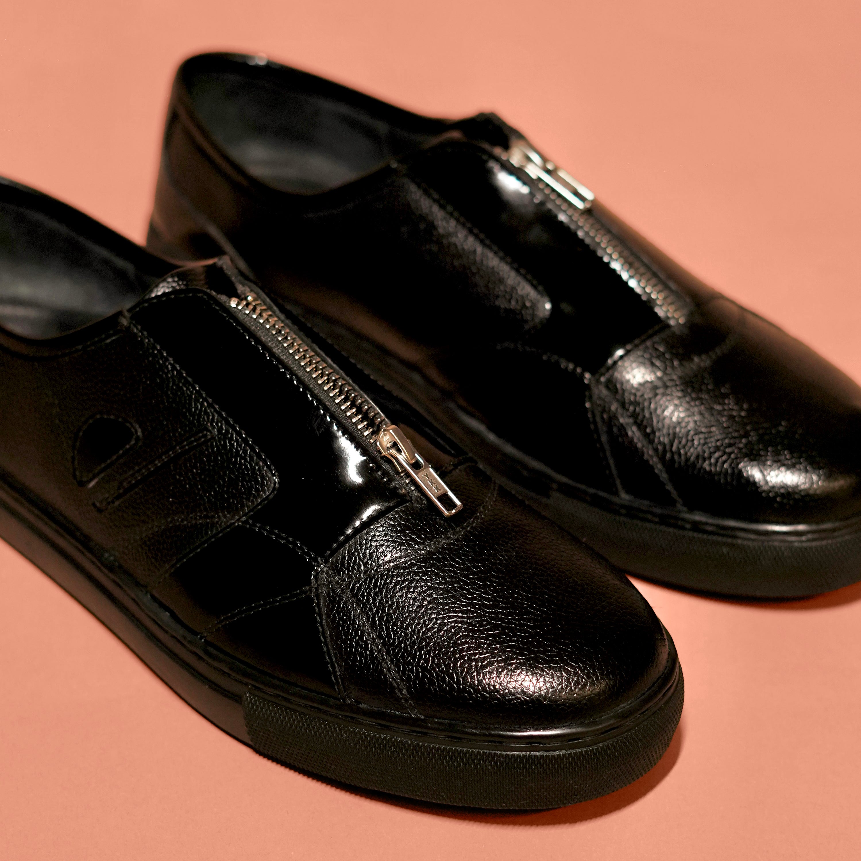 Scarpo Zippo Lustro – Black Leather Sneakers with Gloss & Zipper Detail