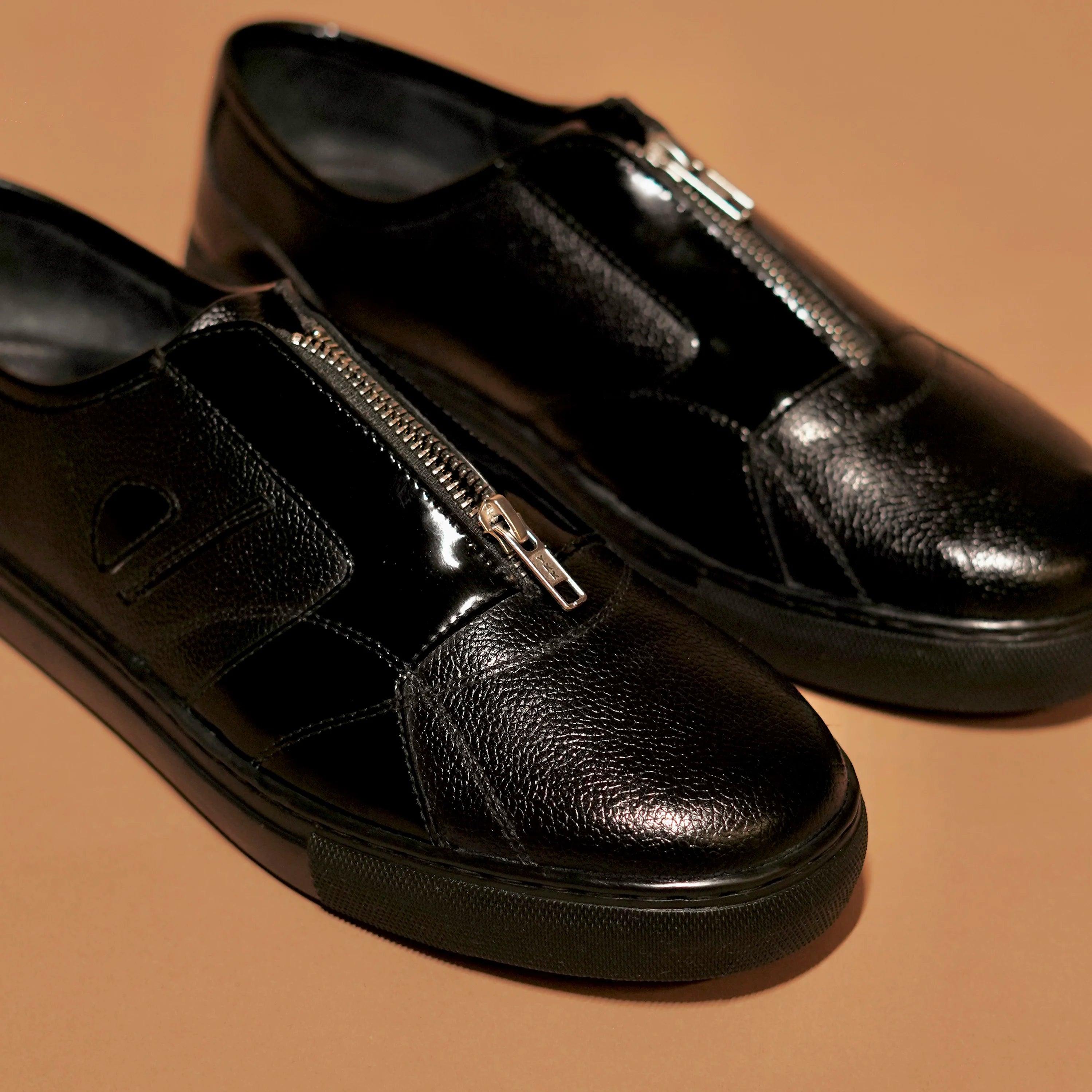 Close up Scarpo Zippo Lustro black sneaker