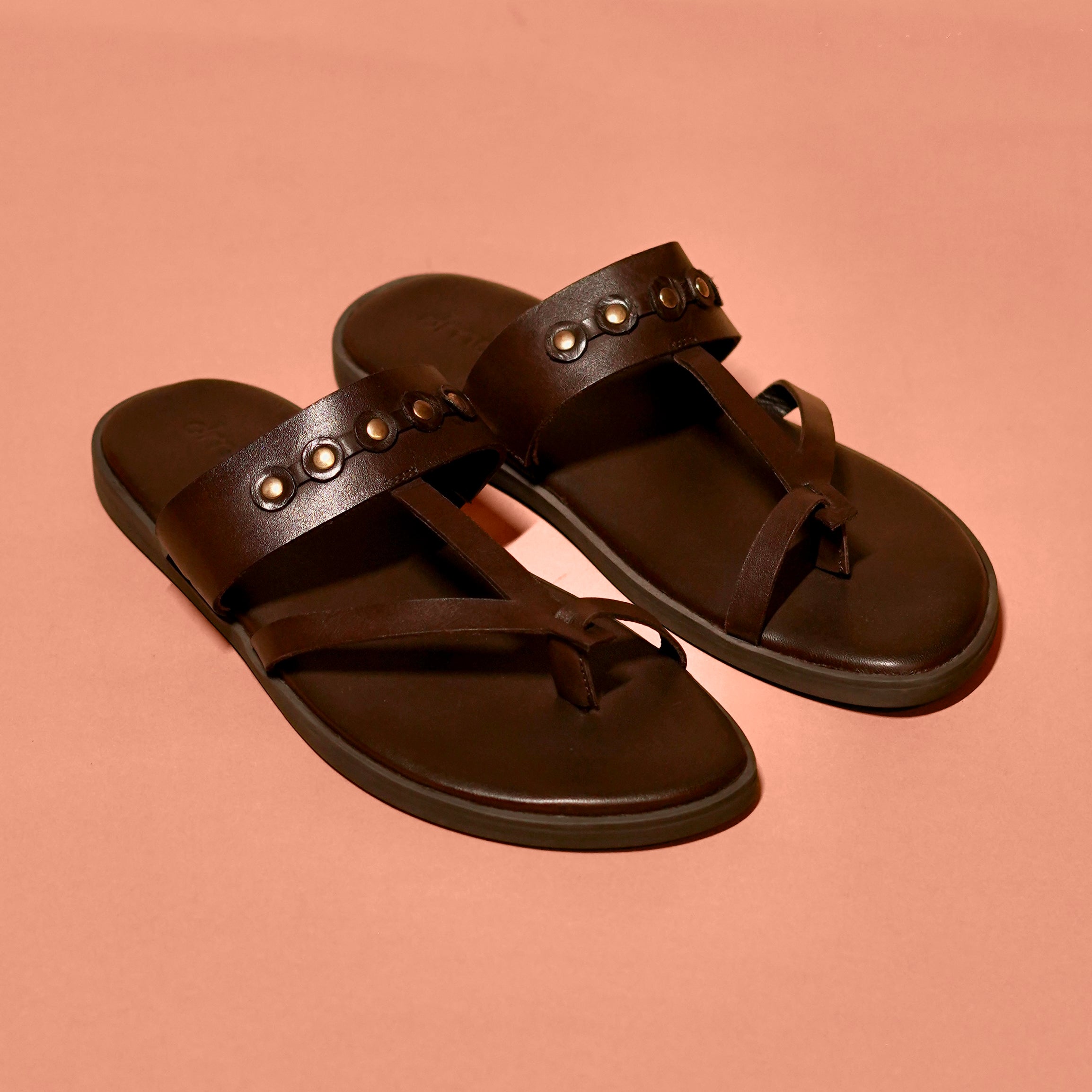Pelle Espresso Riveto – Studded Leather Toe Ring Slider