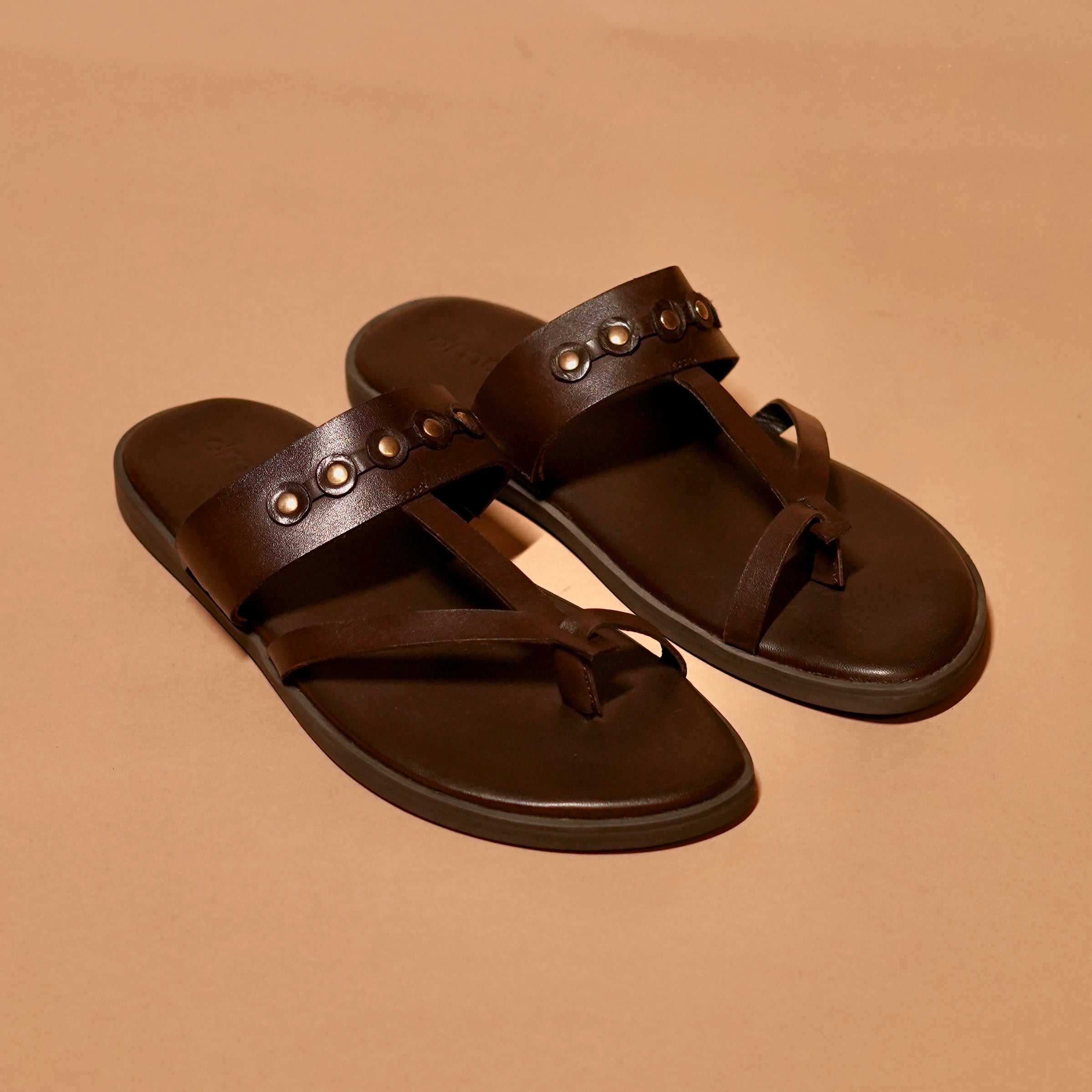 Pelle Espresso Riveto brown leather sandal with toe ring and brass studs