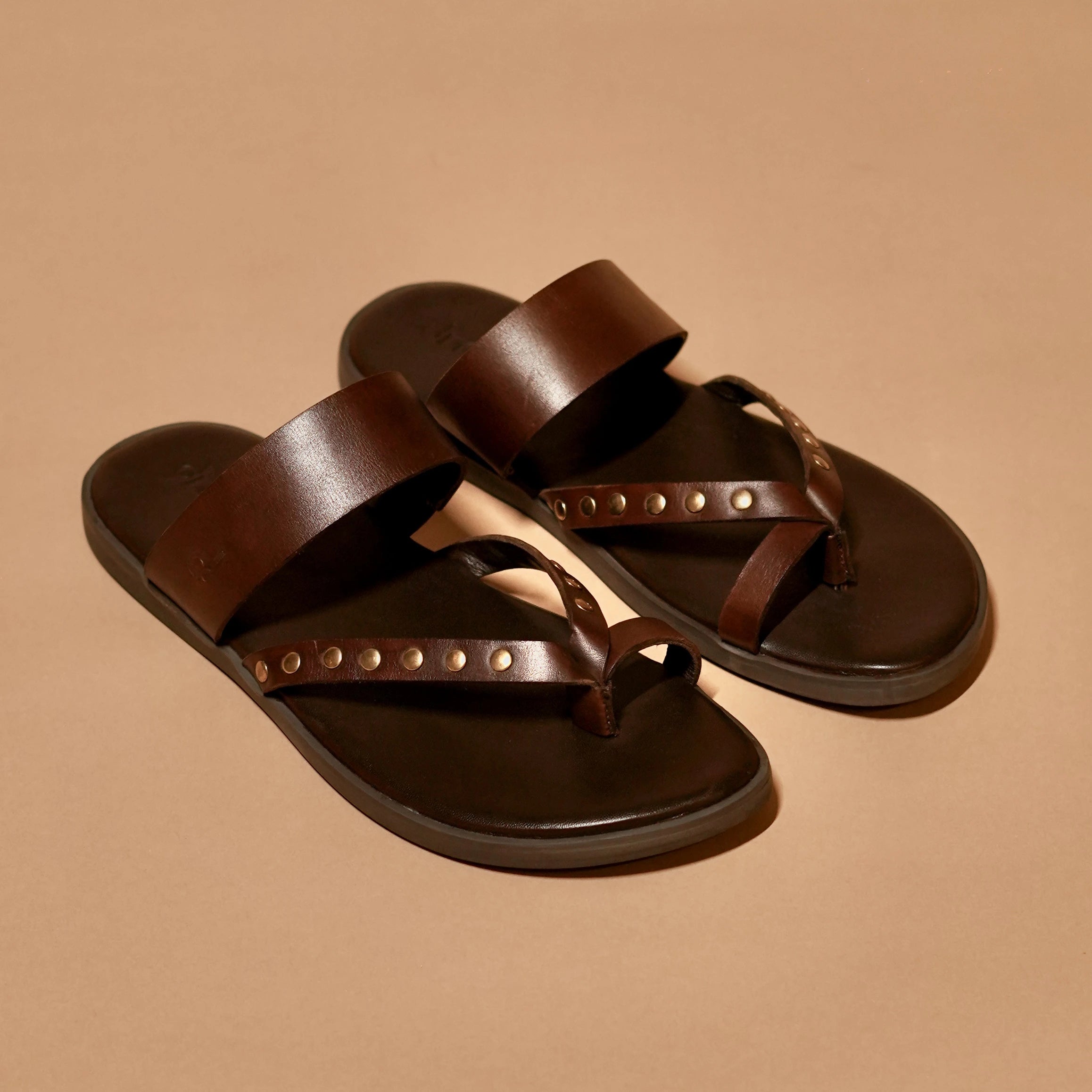 Pelle Scuro Riveto brown leather slider with toe loop and rivet detailing