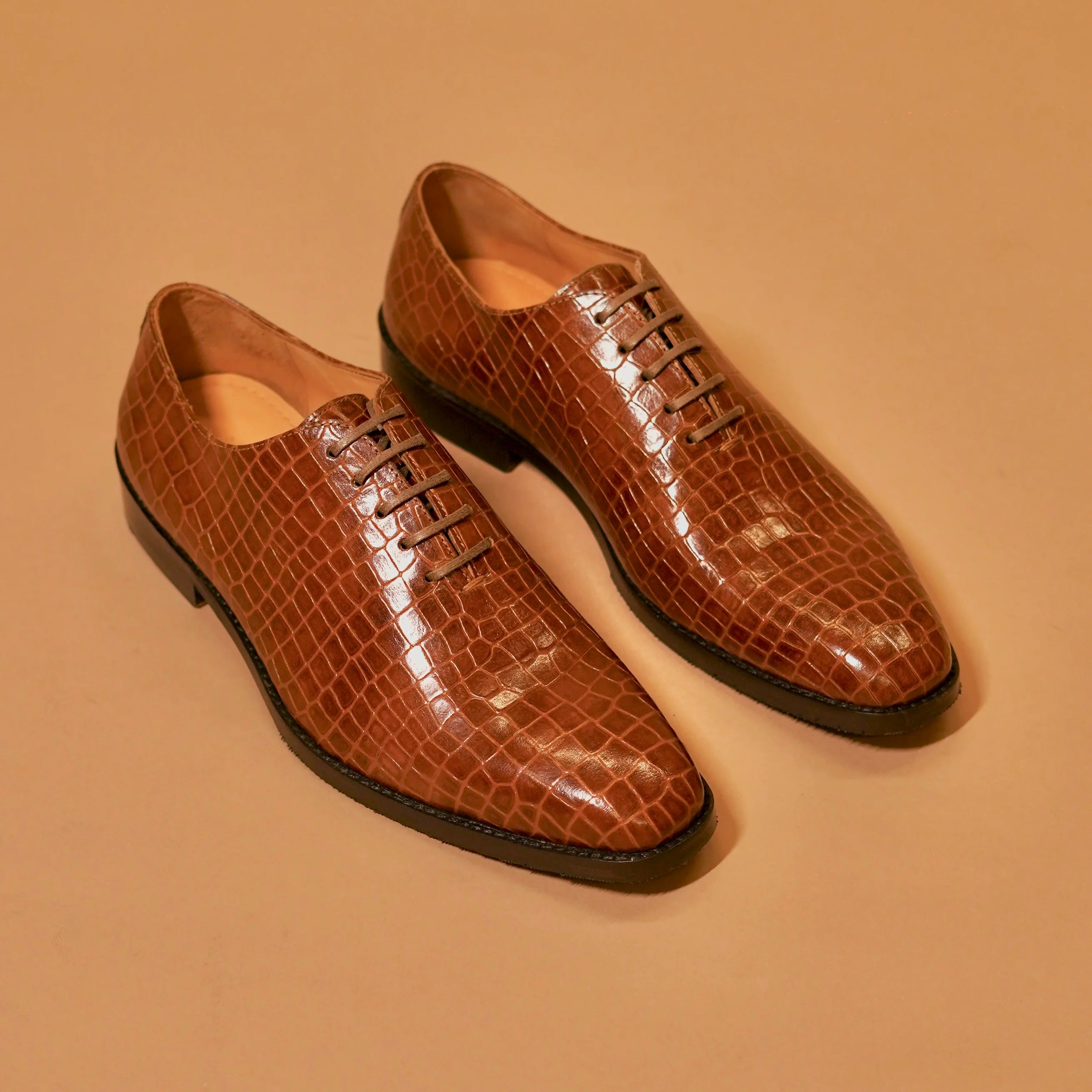 Brown crocodile-embossed oxford shoes