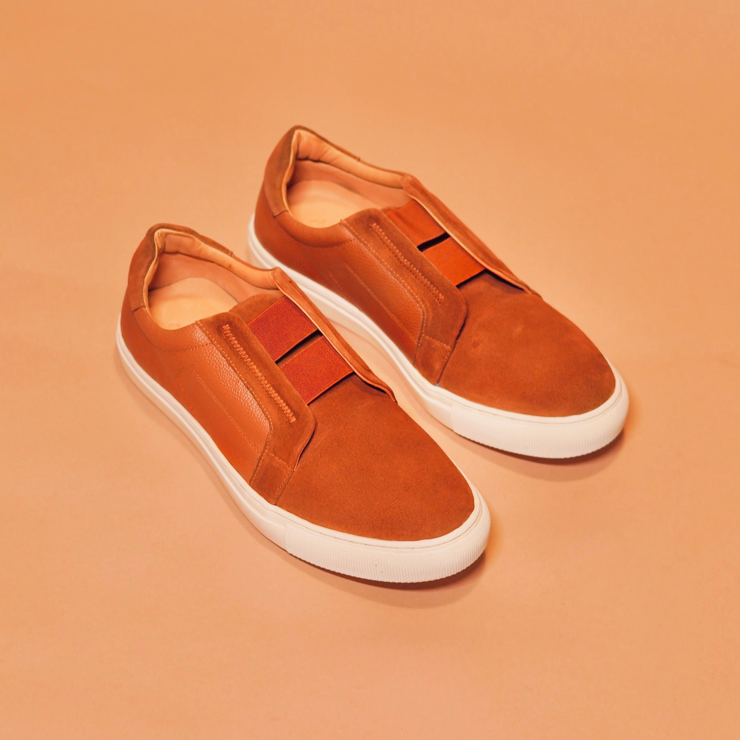 Front view of Scarpo Tobacco showcasing suede and leather textures