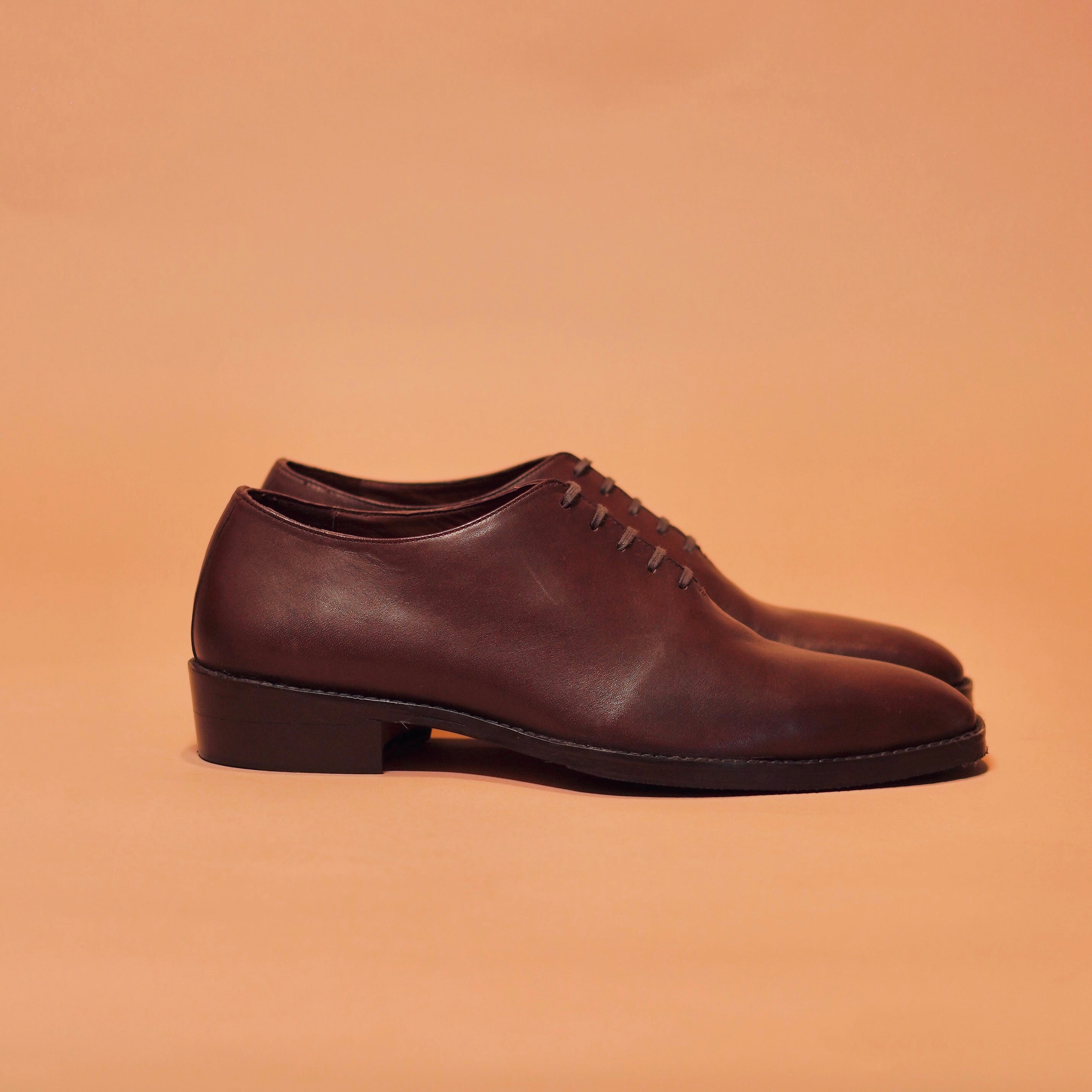 Side view of Cubano Bruno showcasing its Cuban heel and brown leather