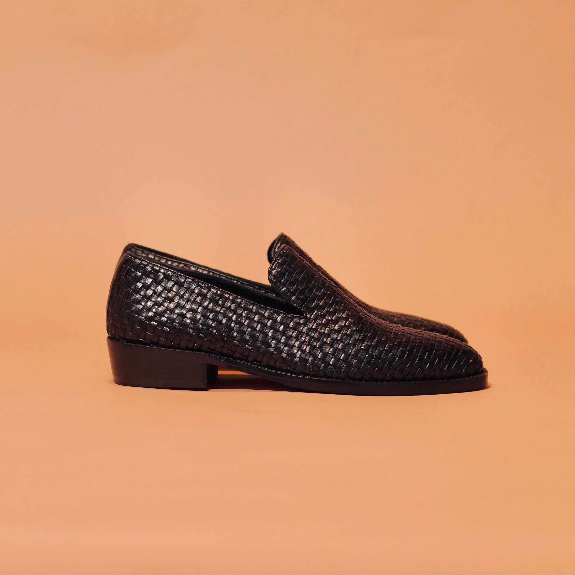 Side view of Cubano Tesso Nero showcasing the Cuban heel and woven leather