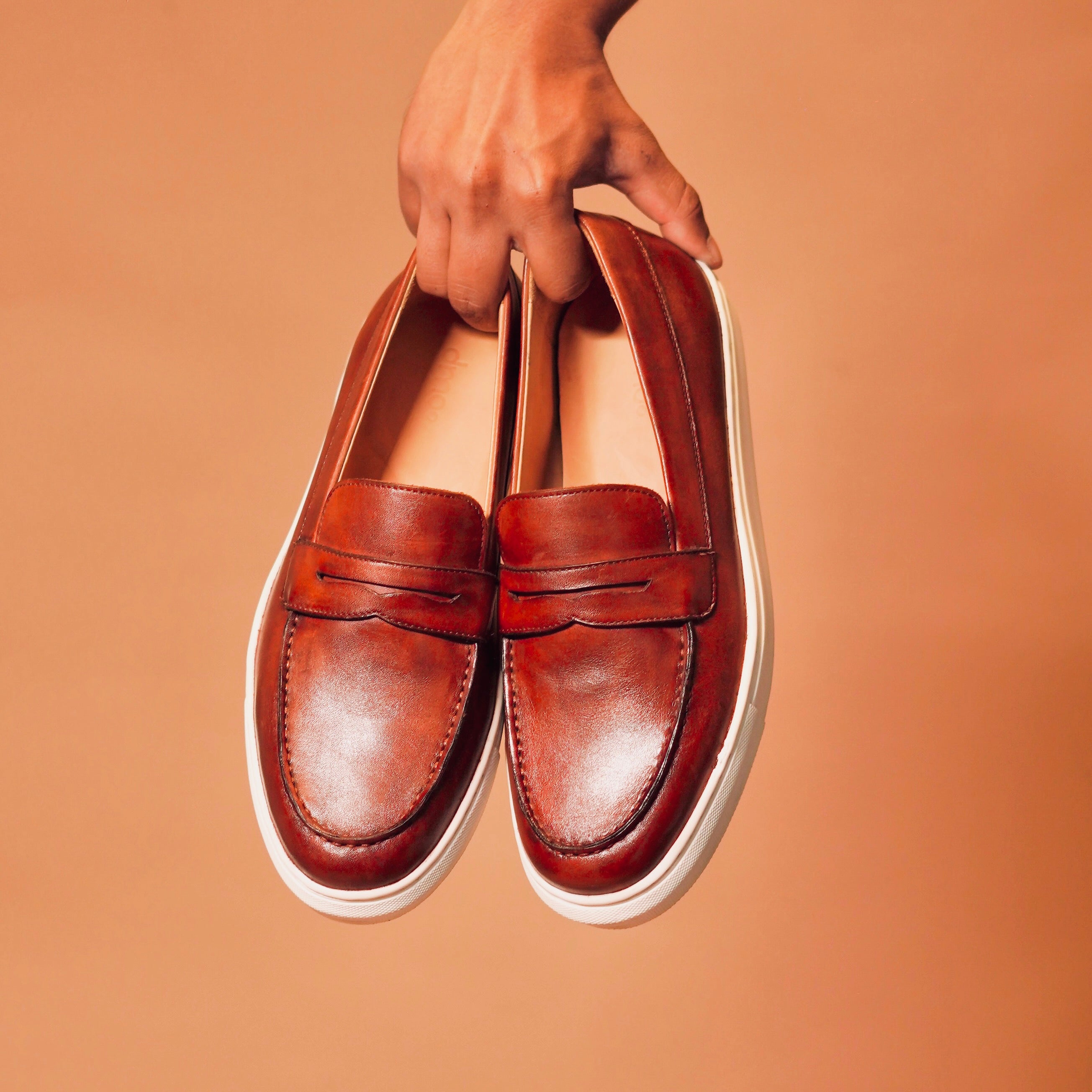 Front view of the Scarpo Marrone leather sneaker