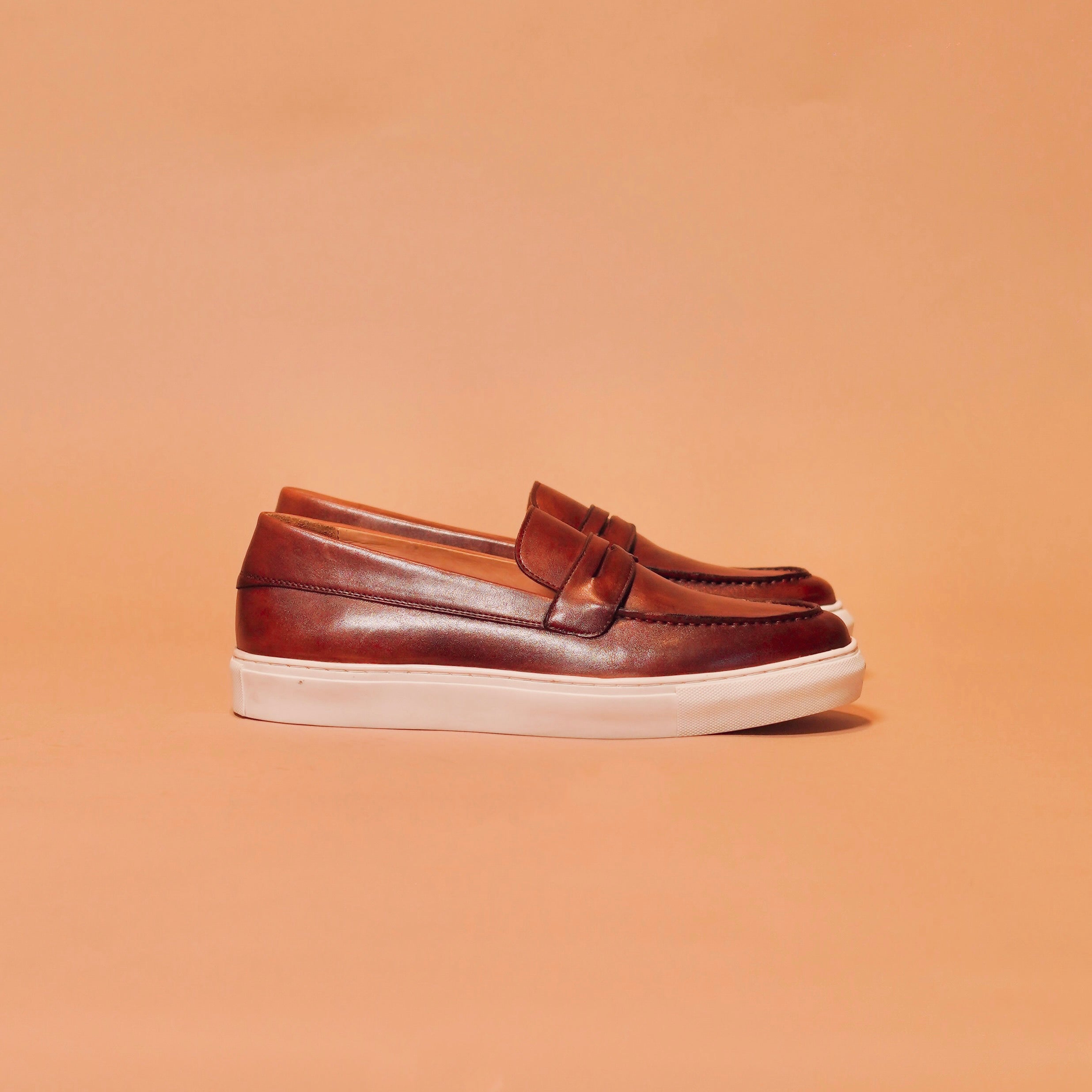 Side view of Scarpo Marrone showcasing the penny strap