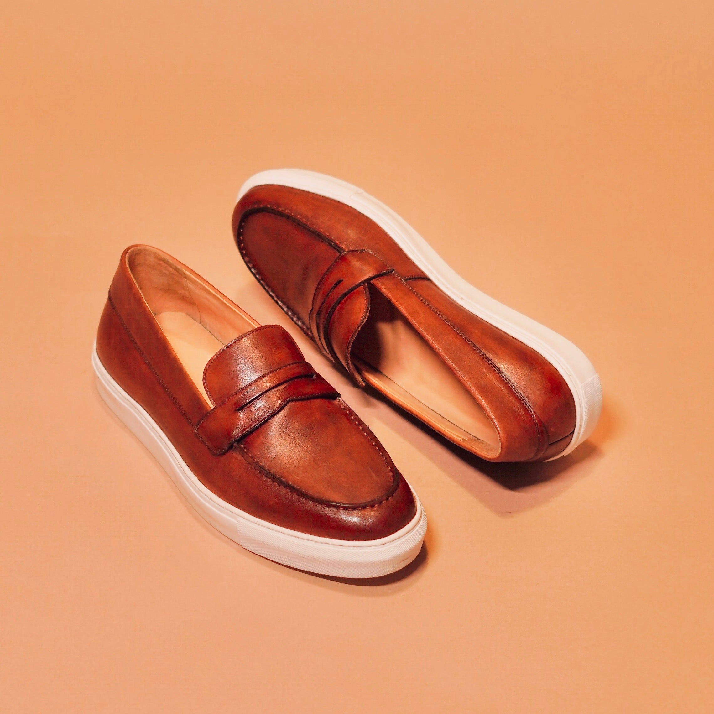 Detailed shot of the dual-tone finish on Scarpo Marrone