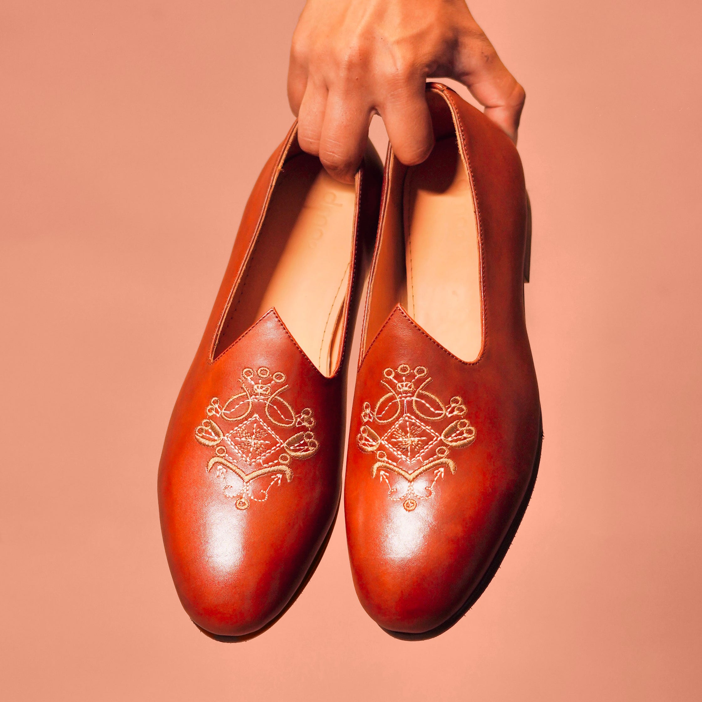 Ethnico Ricamo | Brown leather embroidered mojris
