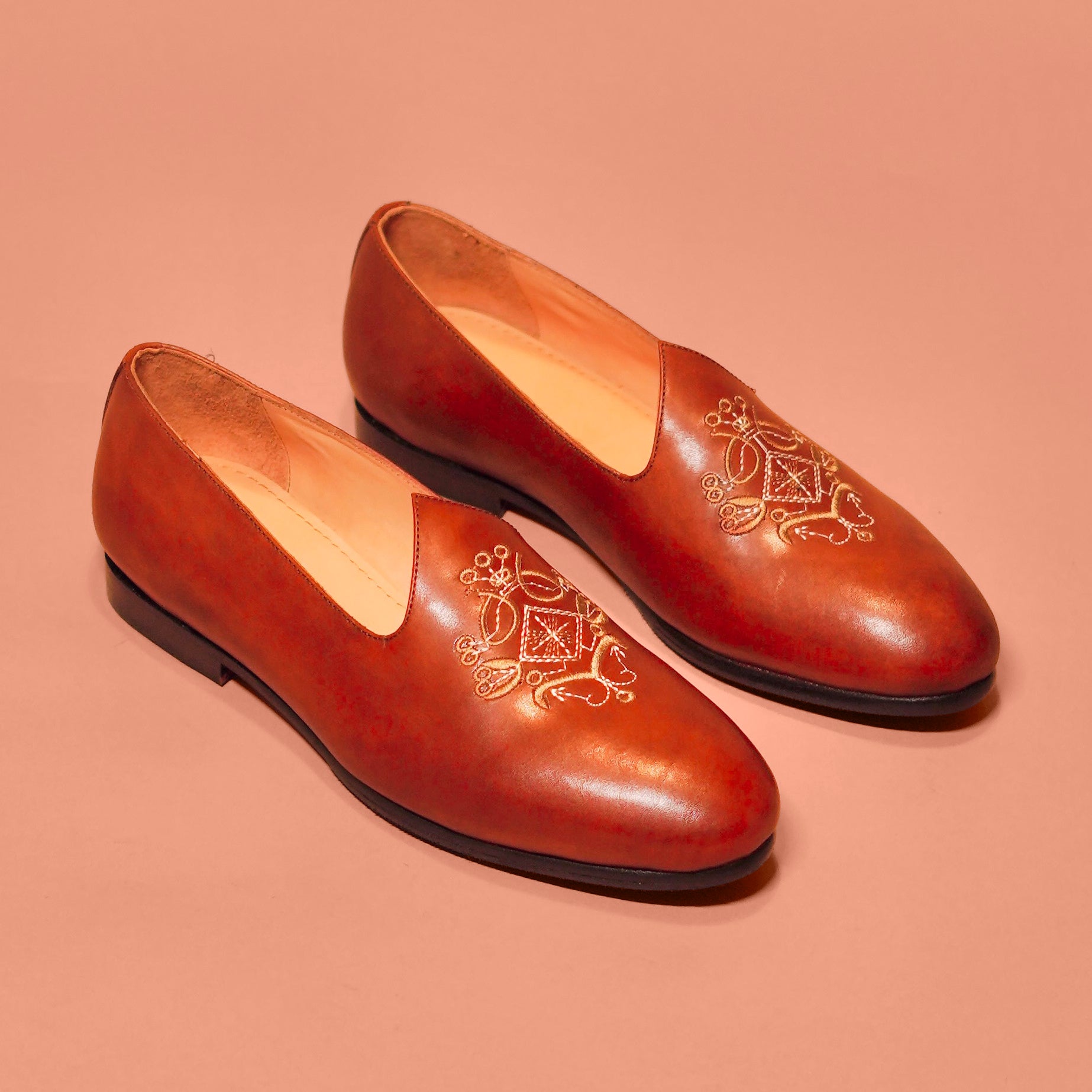Ethnico Ricamo | Brown leather embroidered mojris