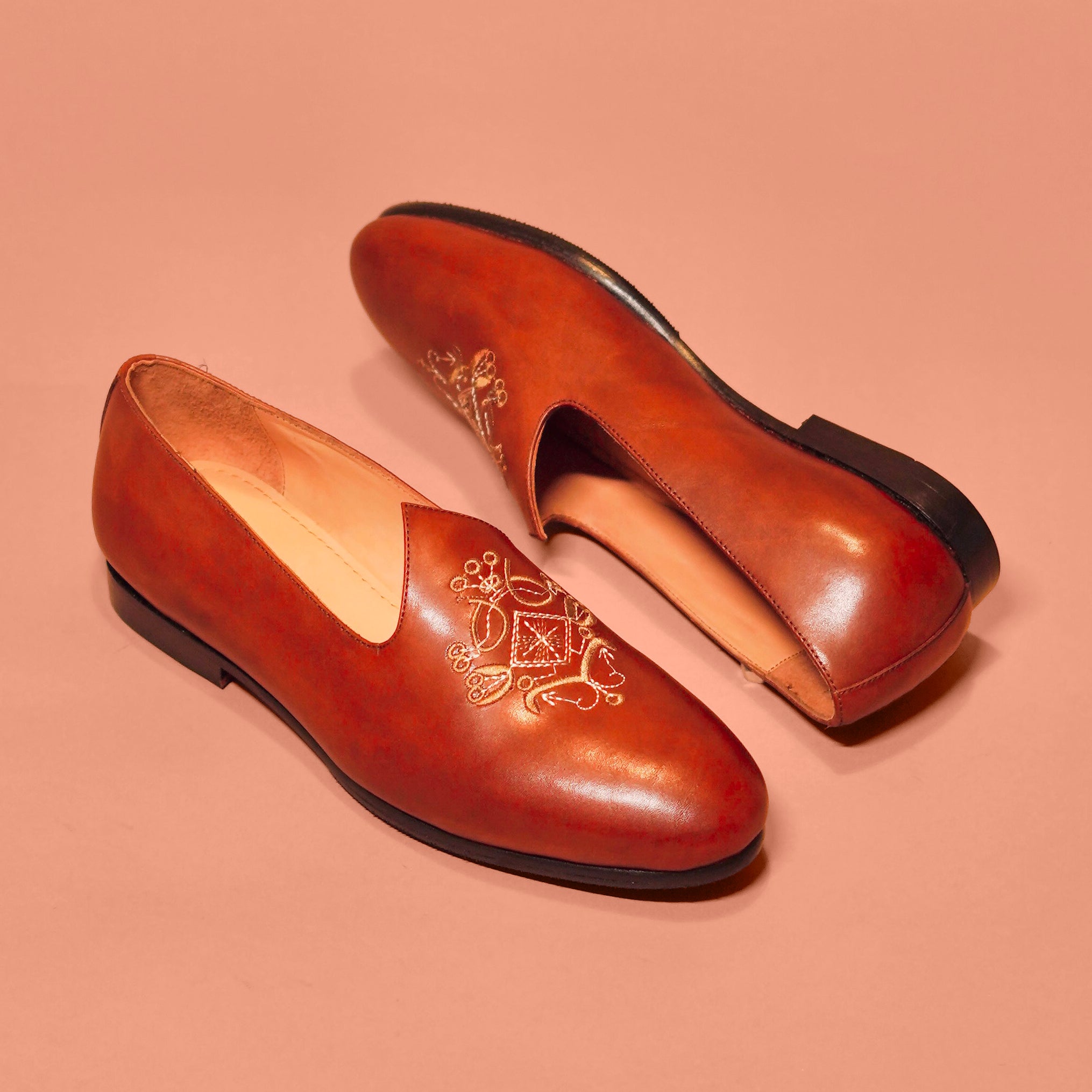 Ethnico Ricamo | Brown leather embroidered mojris