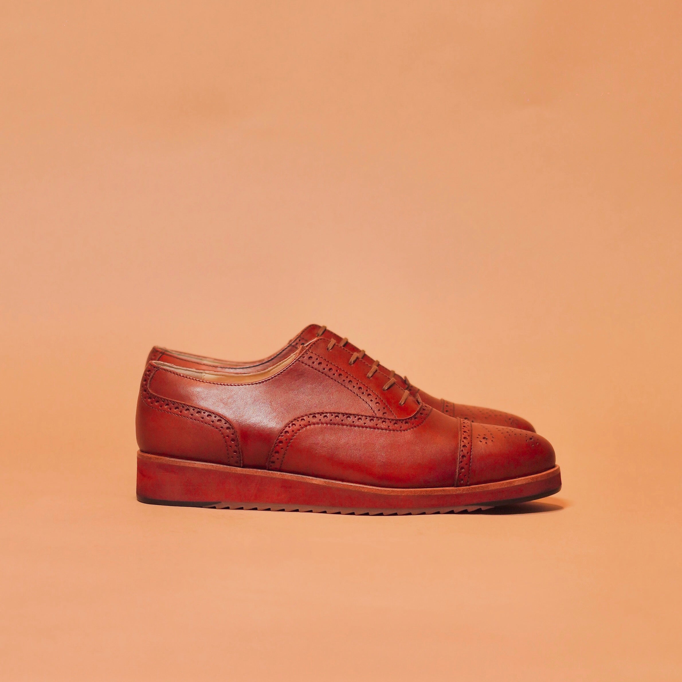 Side view of Alto Bruno showcasing the brogue details