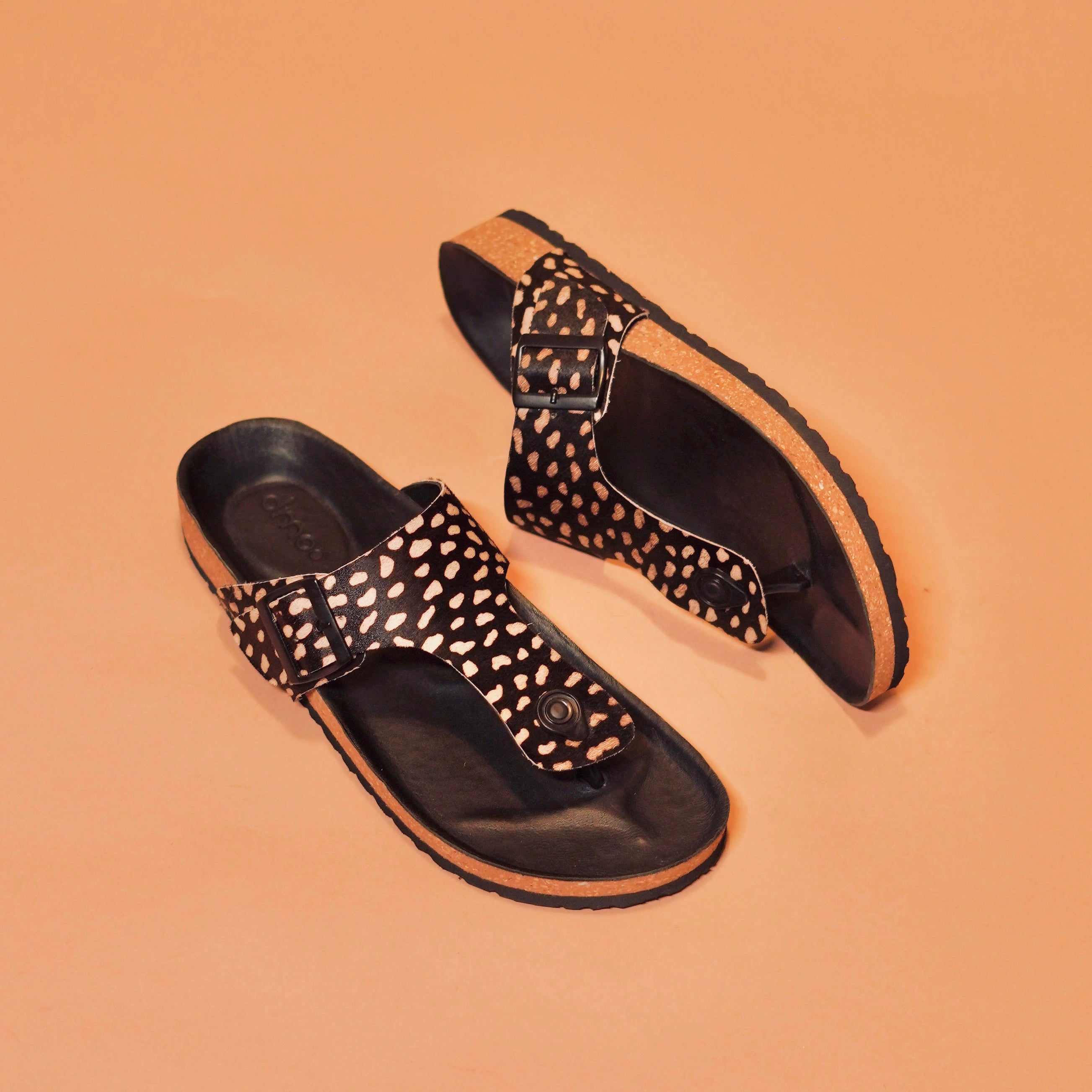 Top angle of Pelle Corko Leopardo, showcasing the cork sole