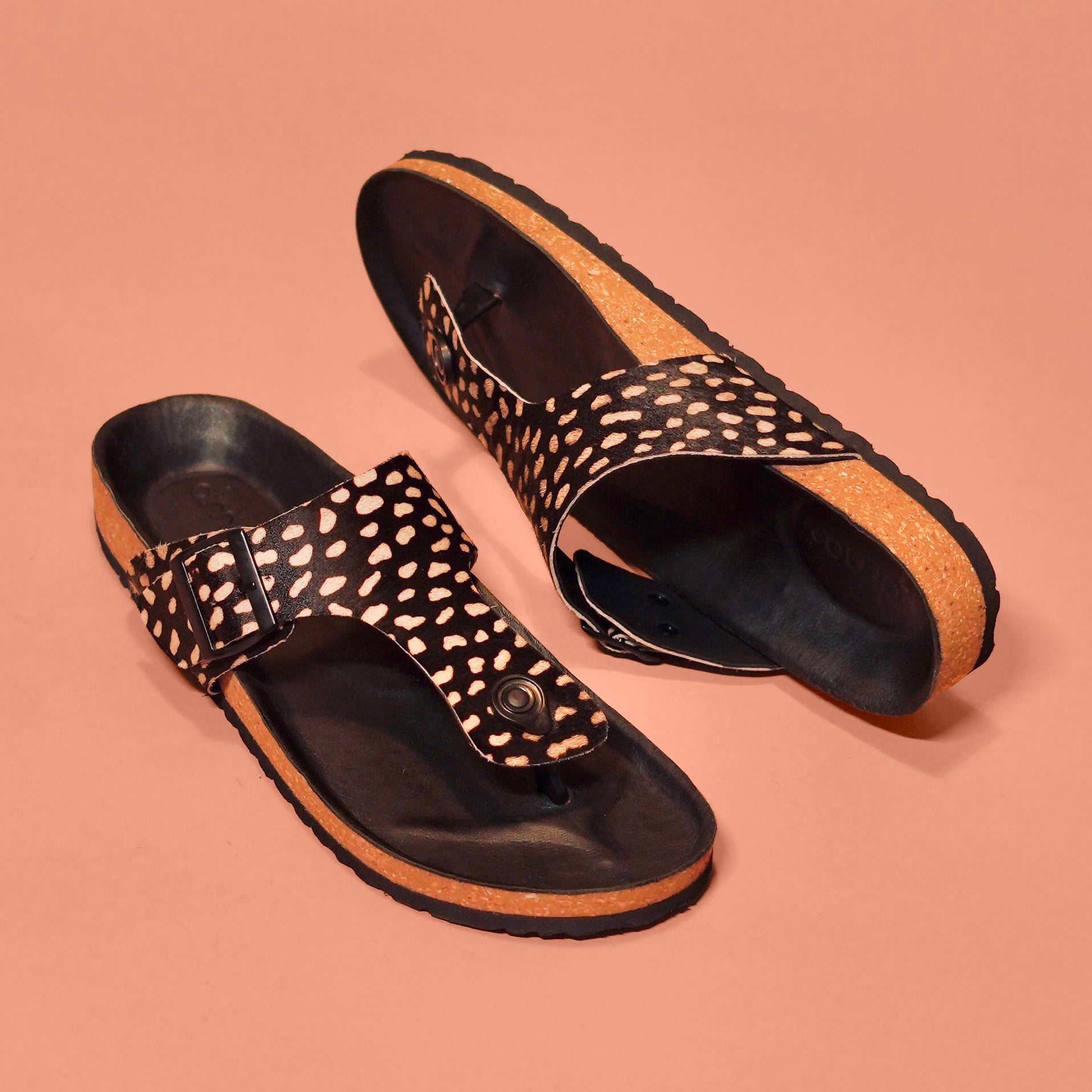 Pelle Corko Leopardo | Black leopard print cork chappals