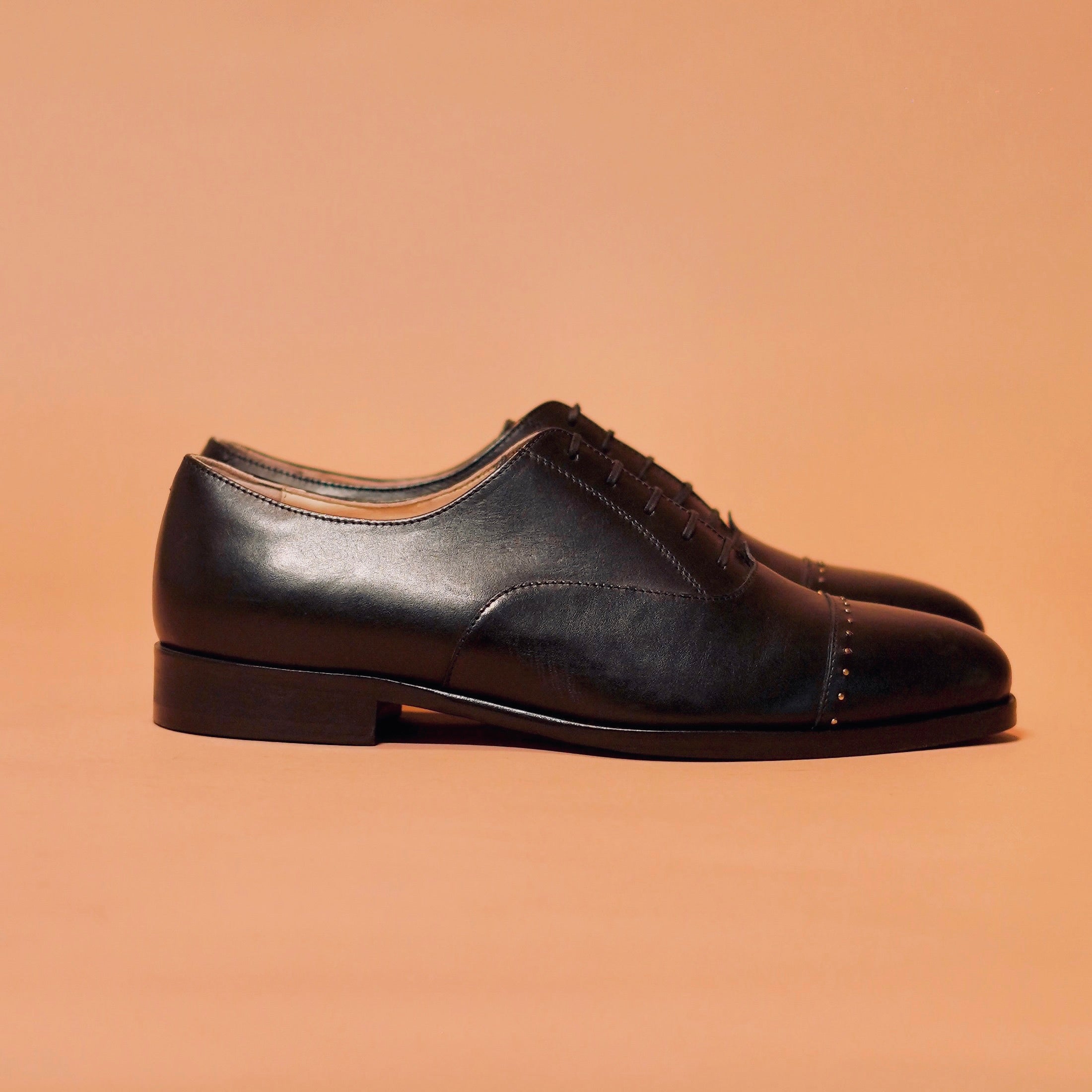 Side view of Capto Nero Riveto showing rivet details and full-grain leather