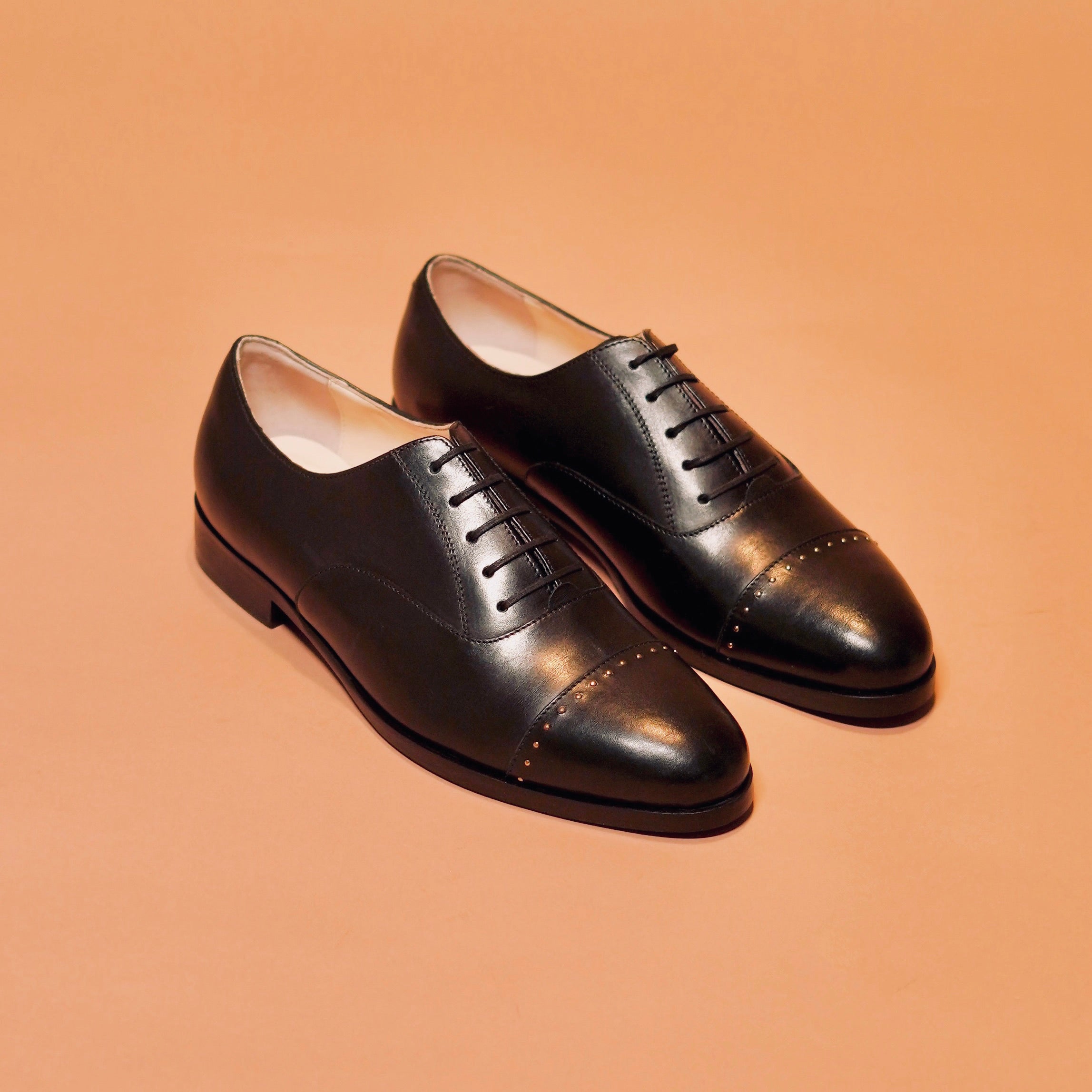 Top view of Capto Nero Riveto emphasizing the whole cut design