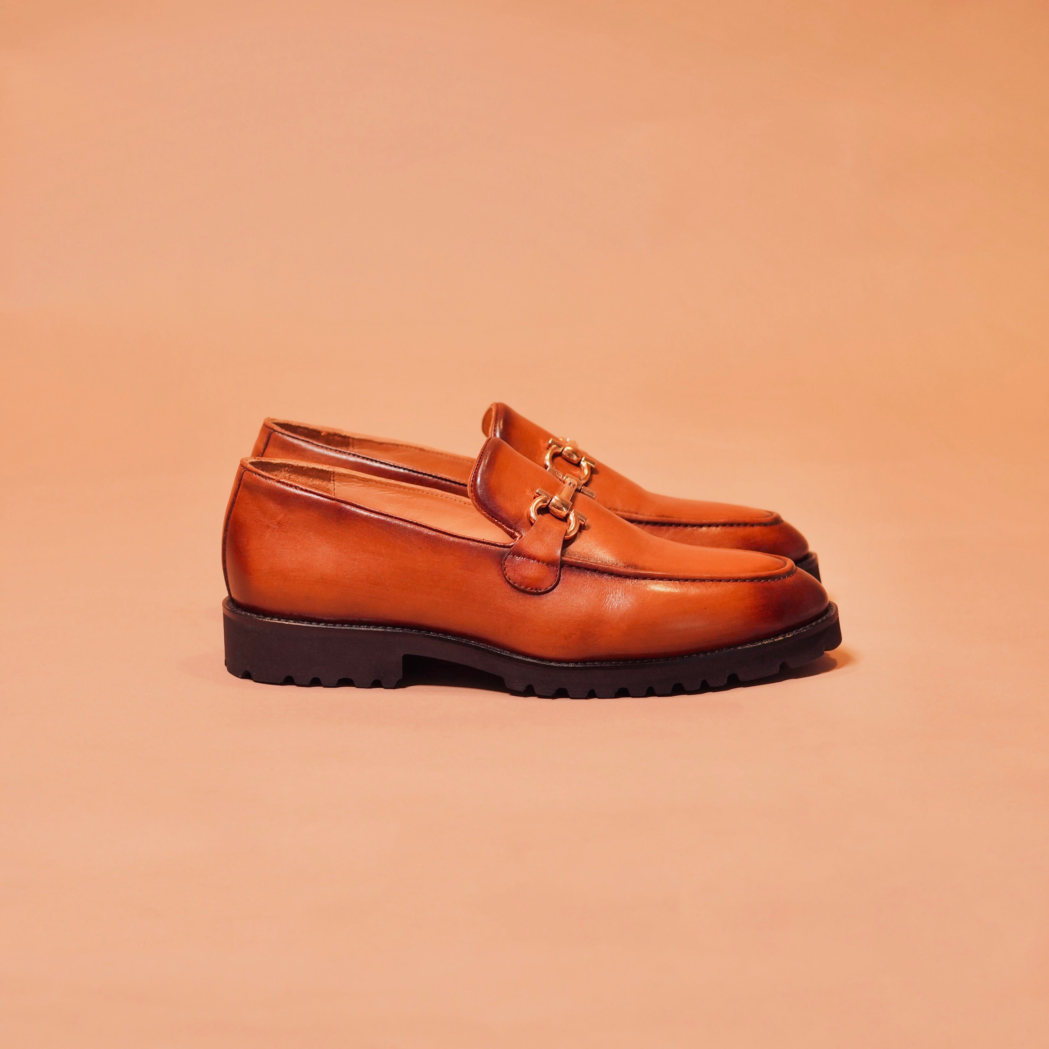 Side view of Moccasino Bruno showcasing the hosbit buckle