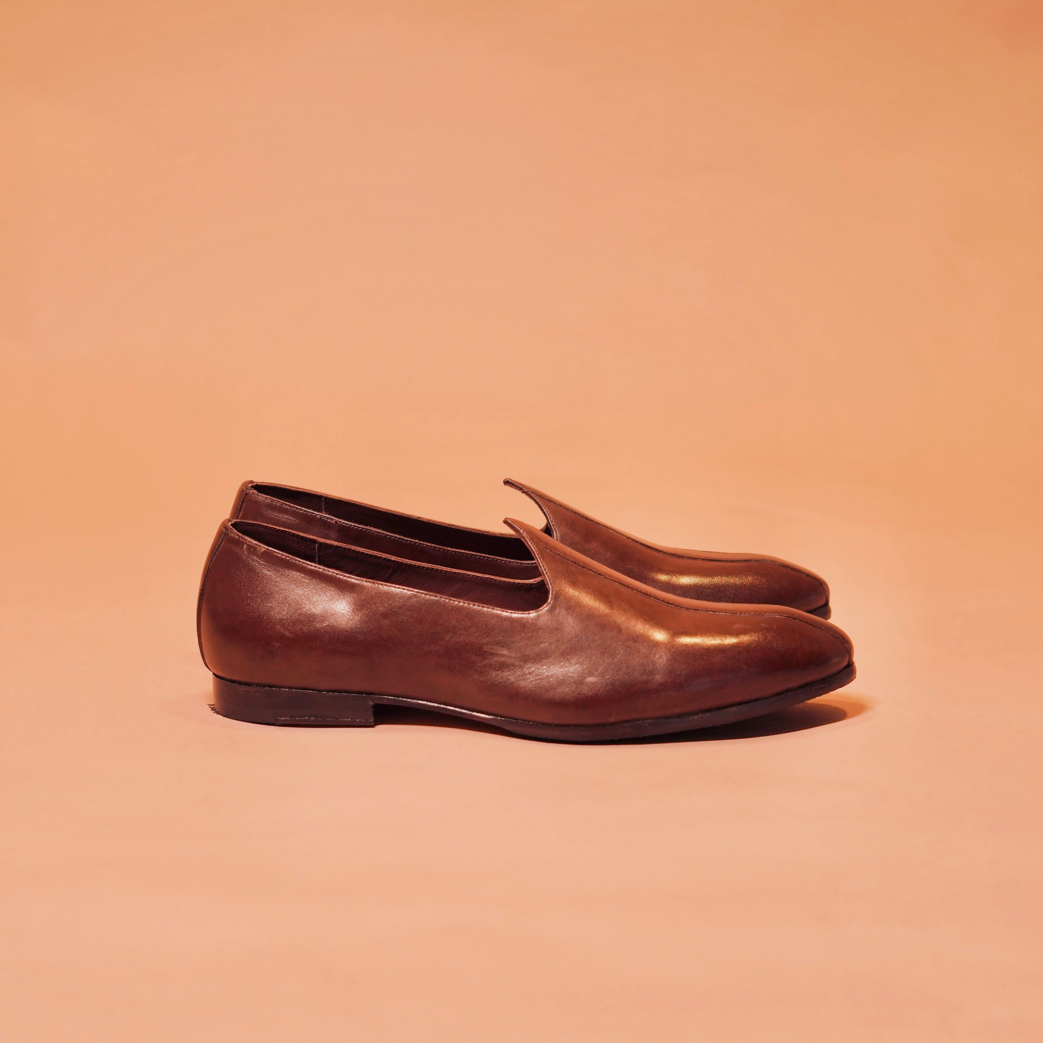 Side view of Ethnico Chocolato showcasing its rich brown leather