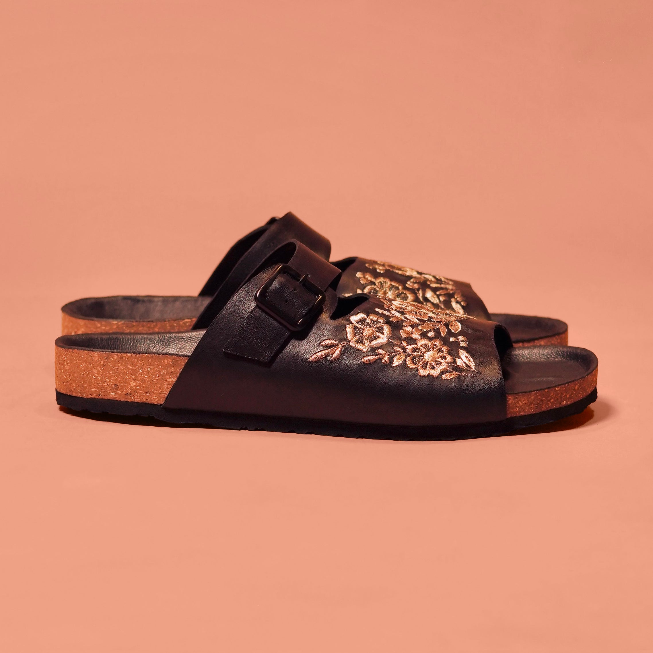 Pelle Corko Nozzo | Black leather zardozi embroidered chappals