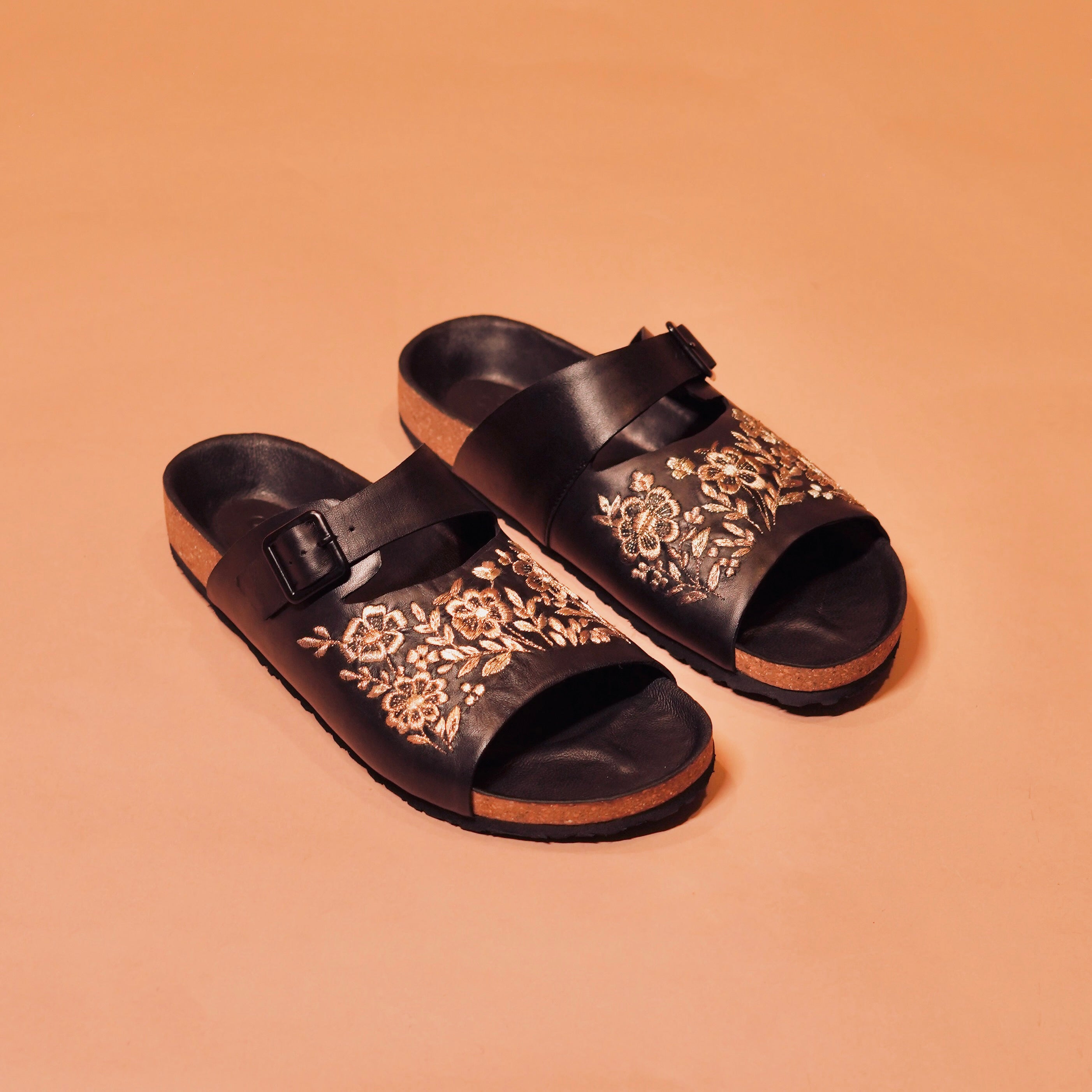 Pelle Corko Nozzo | Black leather zardozi embroidered chappals