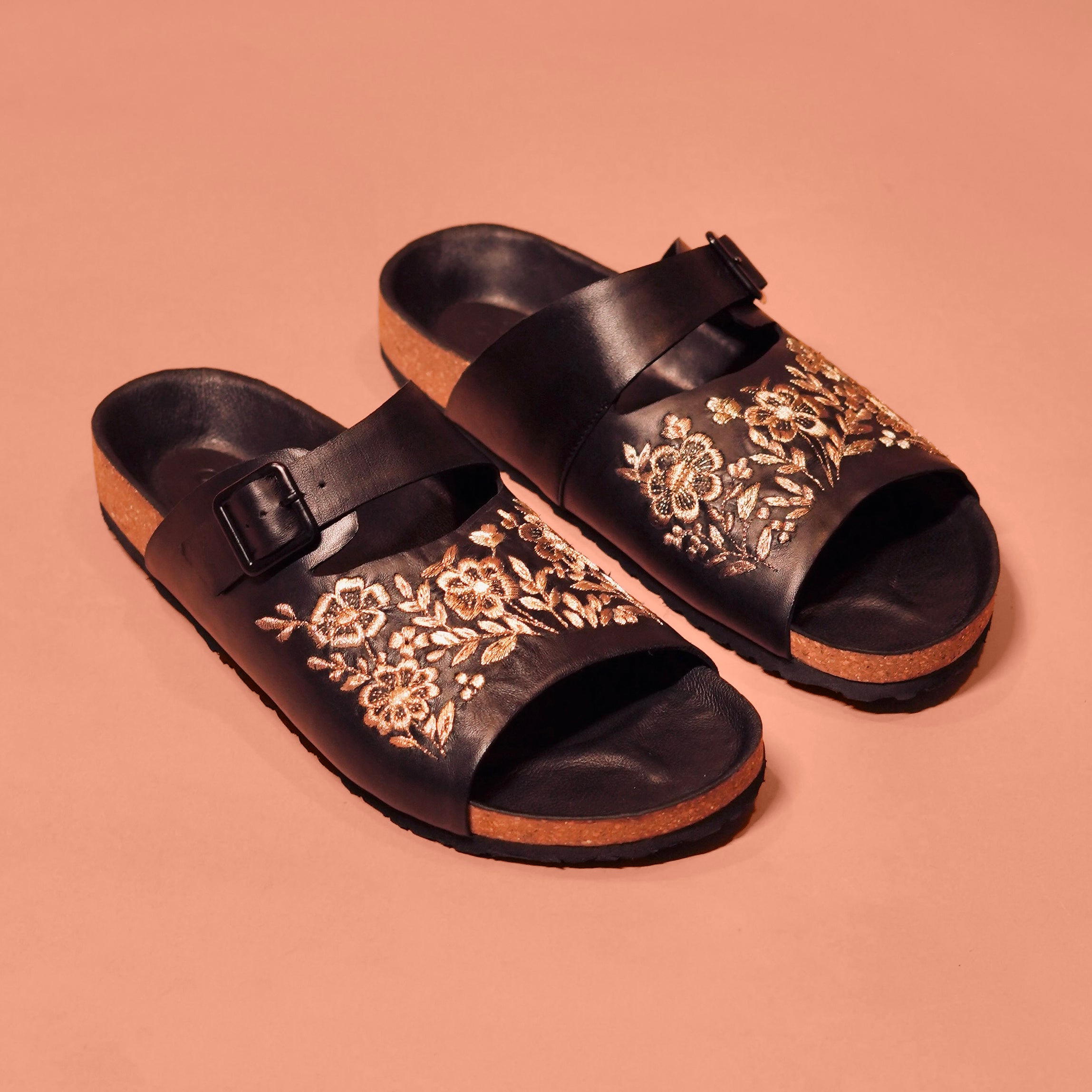 Pelle Corko Nozzo | Black leather zardozi embroidered chappals