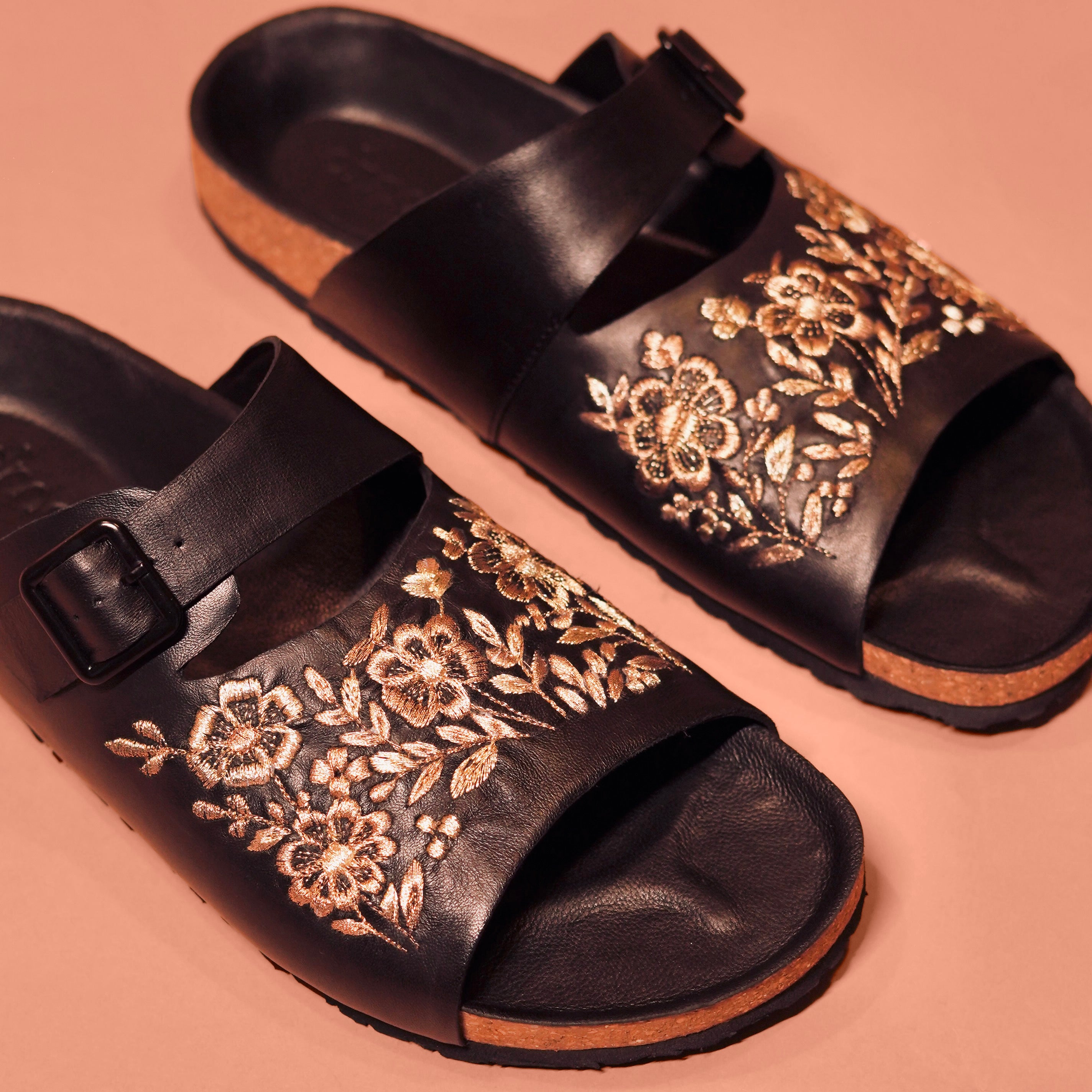 Pelle Corko Nozzo | Black leather zardozi embroidered chappals